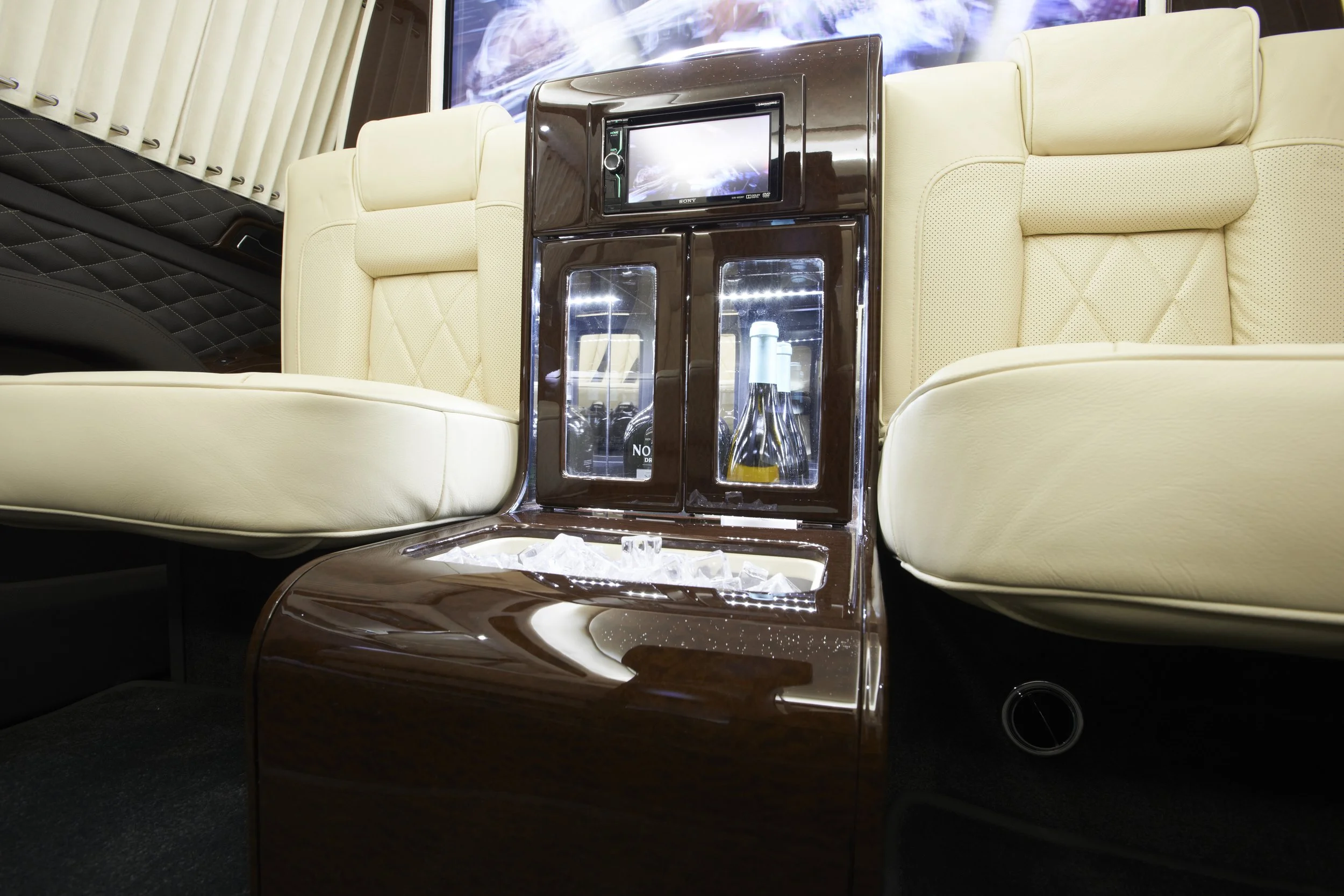 Броньований Escalade Резвані побудований для кінця світу та одягнений для вечері