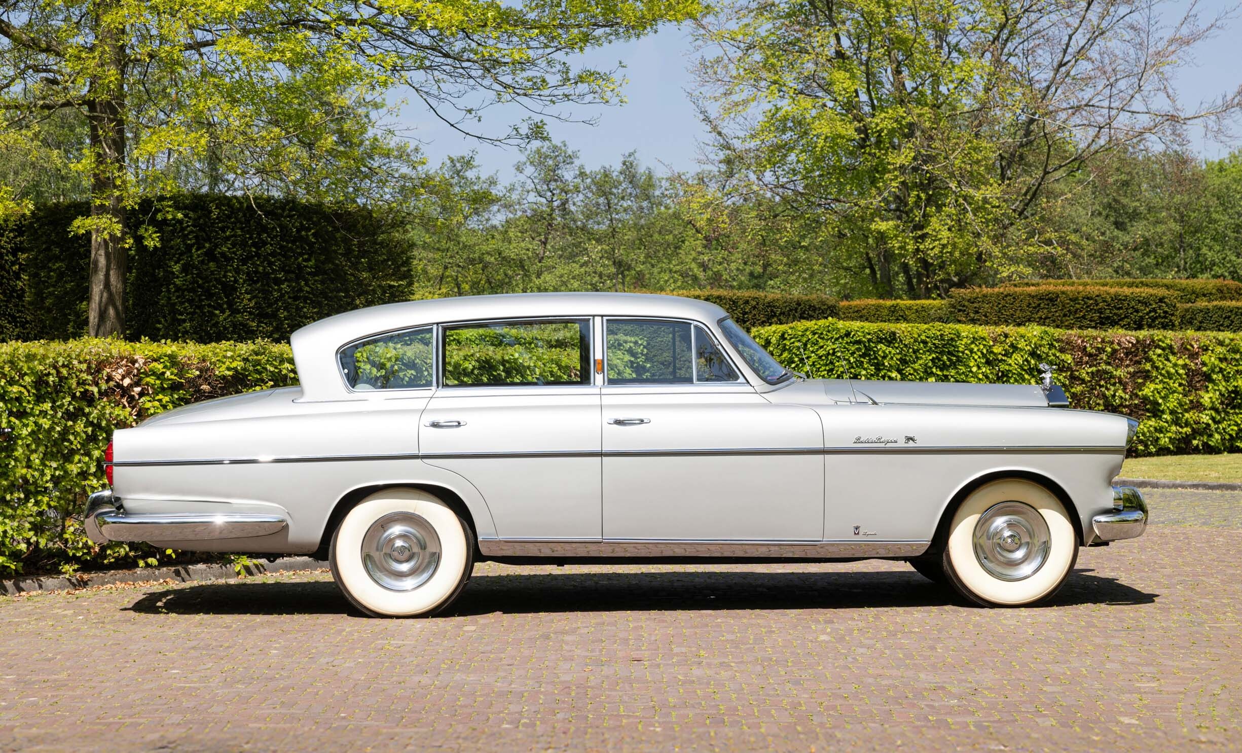 A Chinese Automaker Patented An In-Car Toilet That Slides Out And Disappears When You’re Done