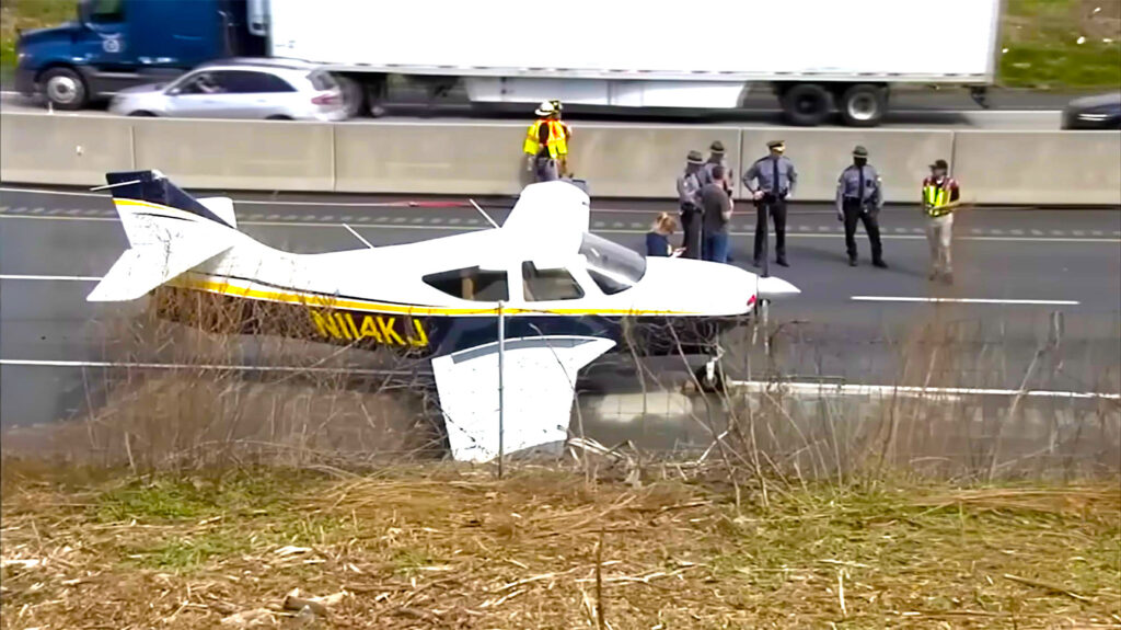  A Plane Landed Between Highway Traffic In Pennsylvania, And Not A Single Car Was Touched