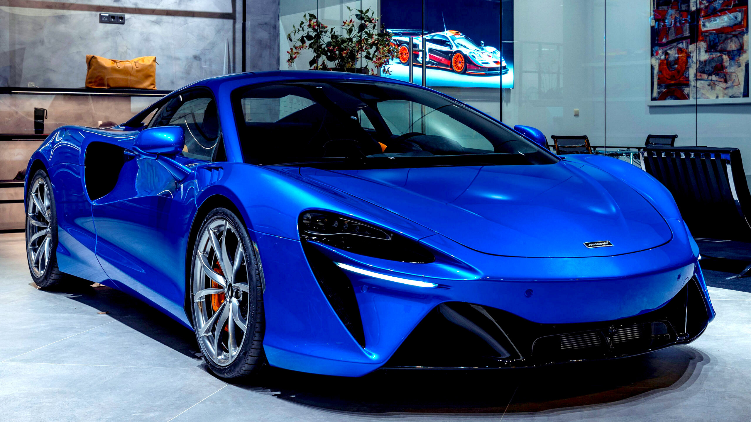 A Parking Attendant Stopped 3 Luxury Cars From Being Stolen, And The McLaren Crashed Itself