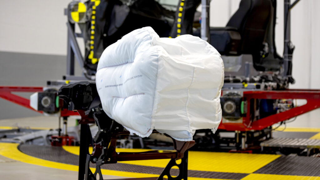  Over 517K Jeeps And Hondas Recalled For Airbag Issues