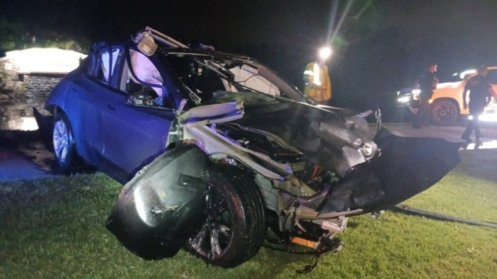  Police Say Autopilot Was Engaged When This Tesla Drove Into A Florida Pond