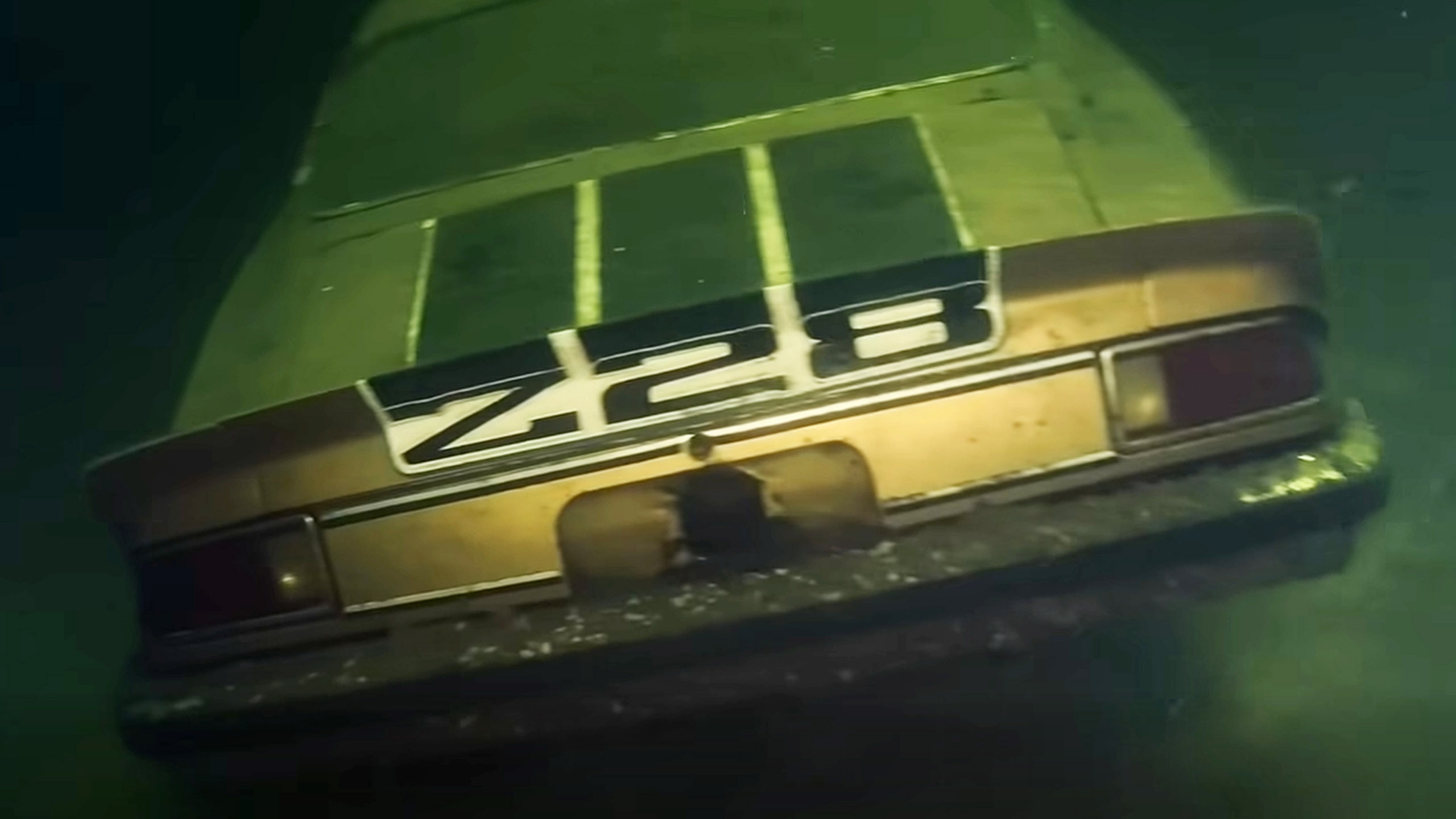 緬因州湖底尋獲失落的 1974 年 Camaro Z28
