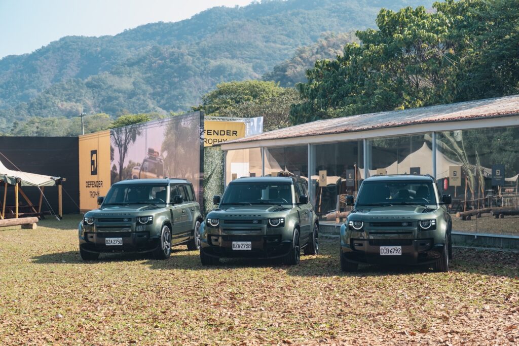 2.6 тонни Defender Trophy перетинають дерев'яний міст, який ми побудували самі