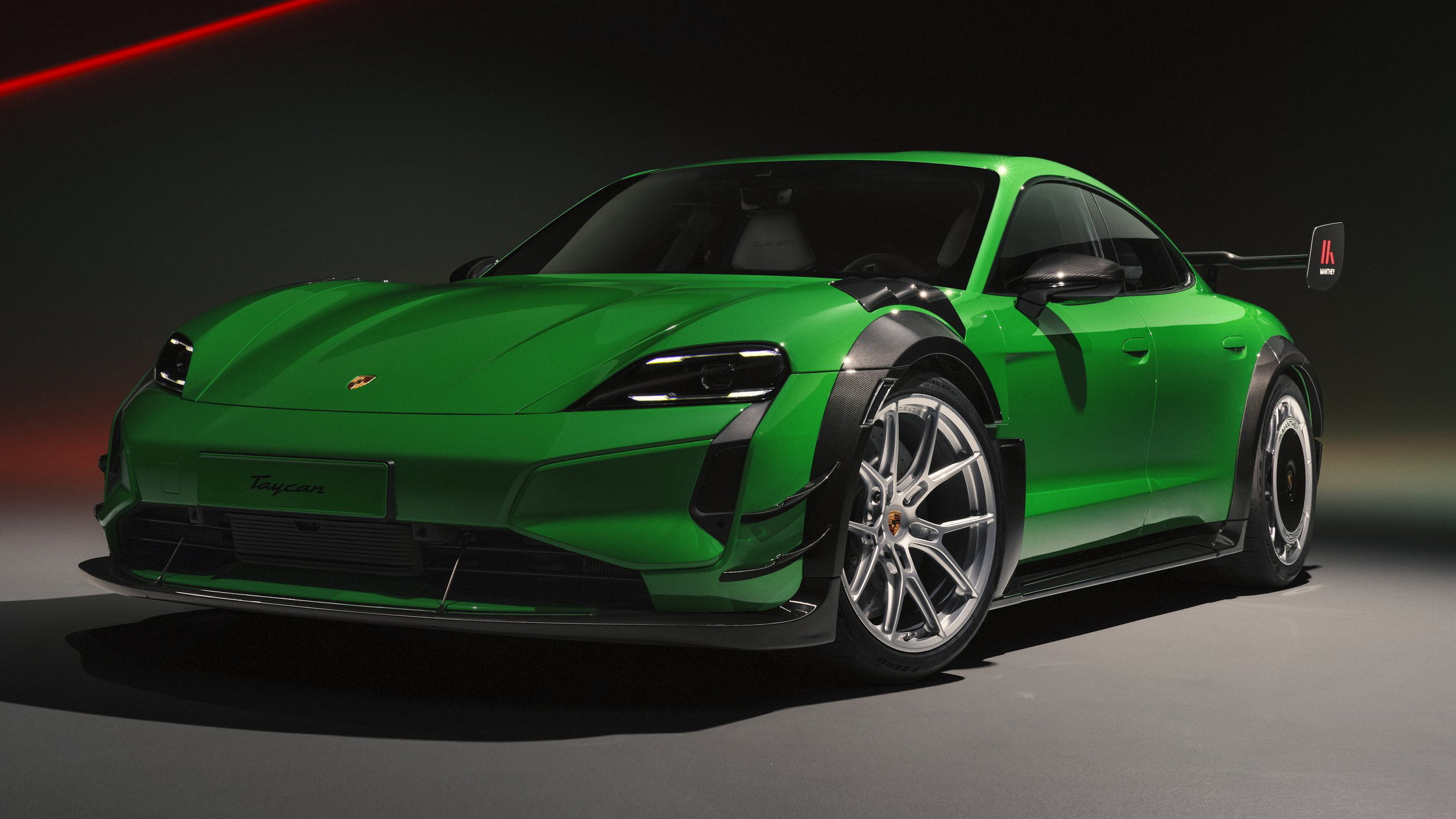 Xiaomi SU7 Ultra утримував корону чемпіонату з електромобілів Нюрбургрингу, поки Porsche не захотів її повернути