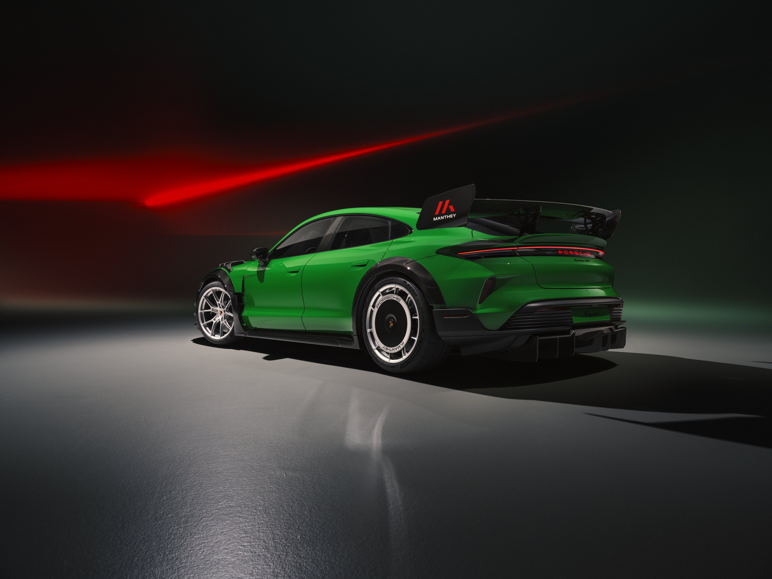 Xiaomi SU7 Ultra утримував корону чемпіонату з електромобілів Нюрбургрингу, поки Porsche не захотів її повернути
