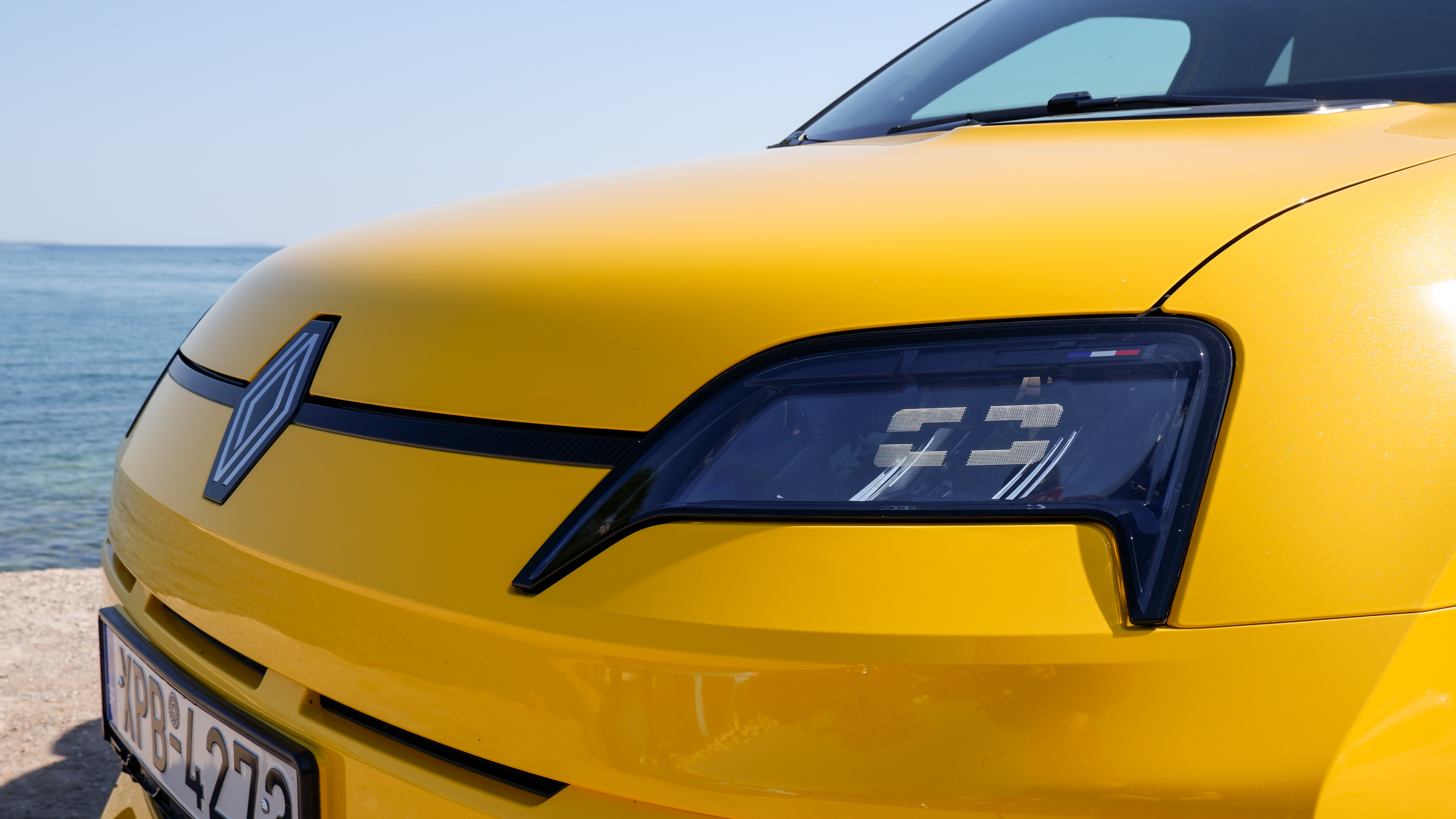 Чому американцям ніколи не дістанеться веселий Renault 5 E-Tech 2026 року — огляд