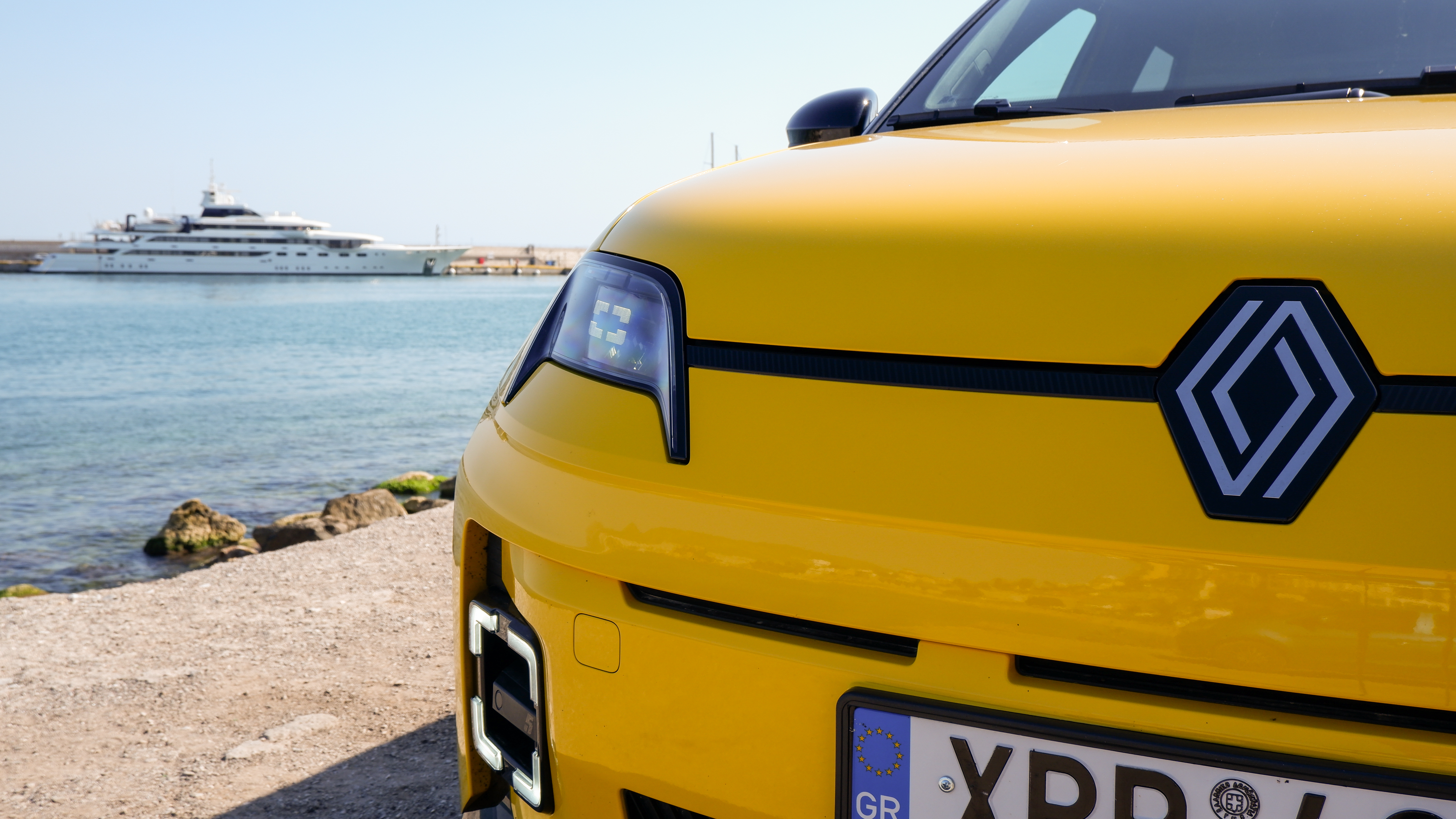 Чому американцям ніколи не дістанеться веселий Renault 5 E-Tech 2026 року — огляд