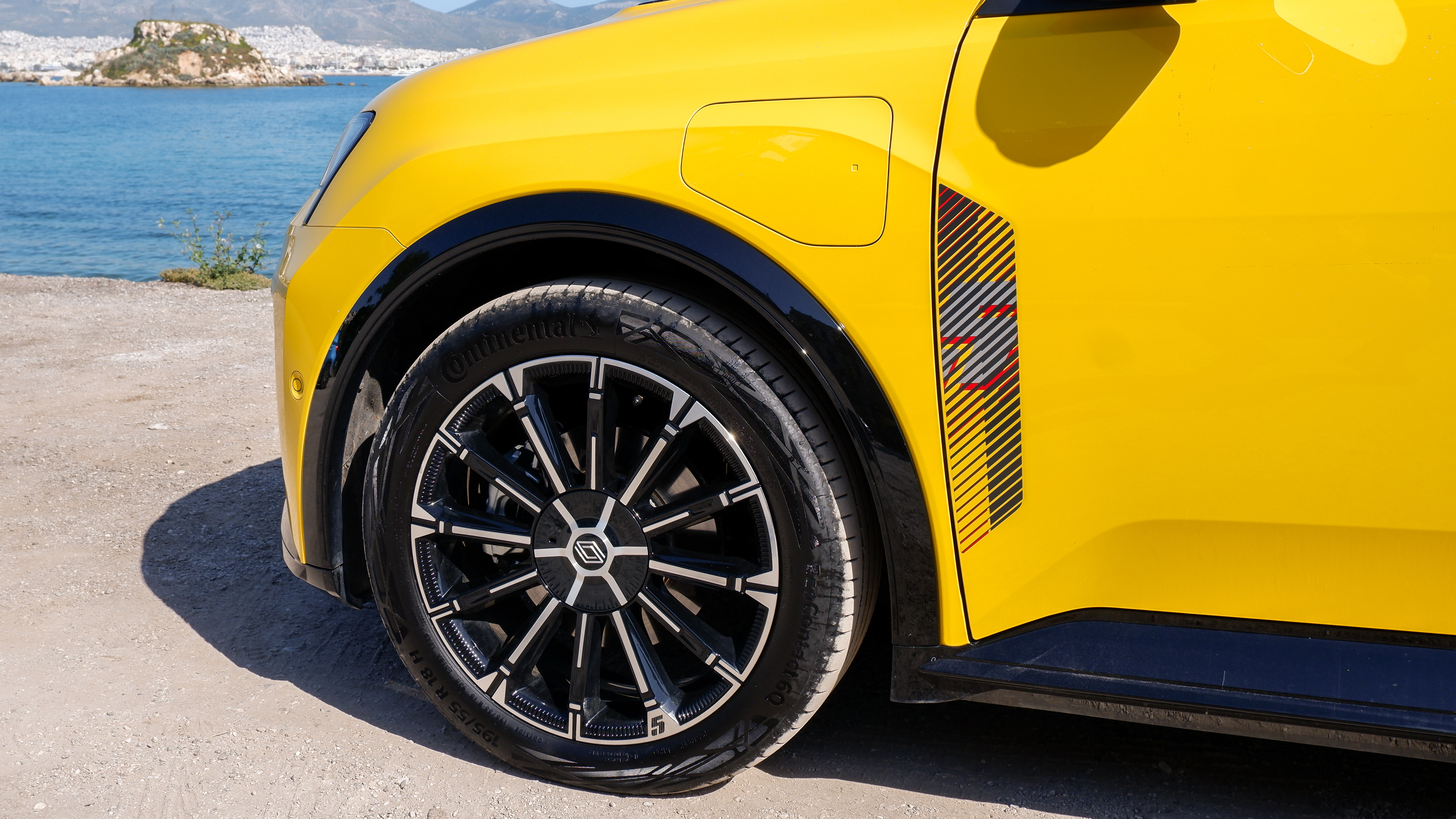 Чому американцям ніколи не дістанеться веселий Renault 5 E-Tech 2026 року — огляд