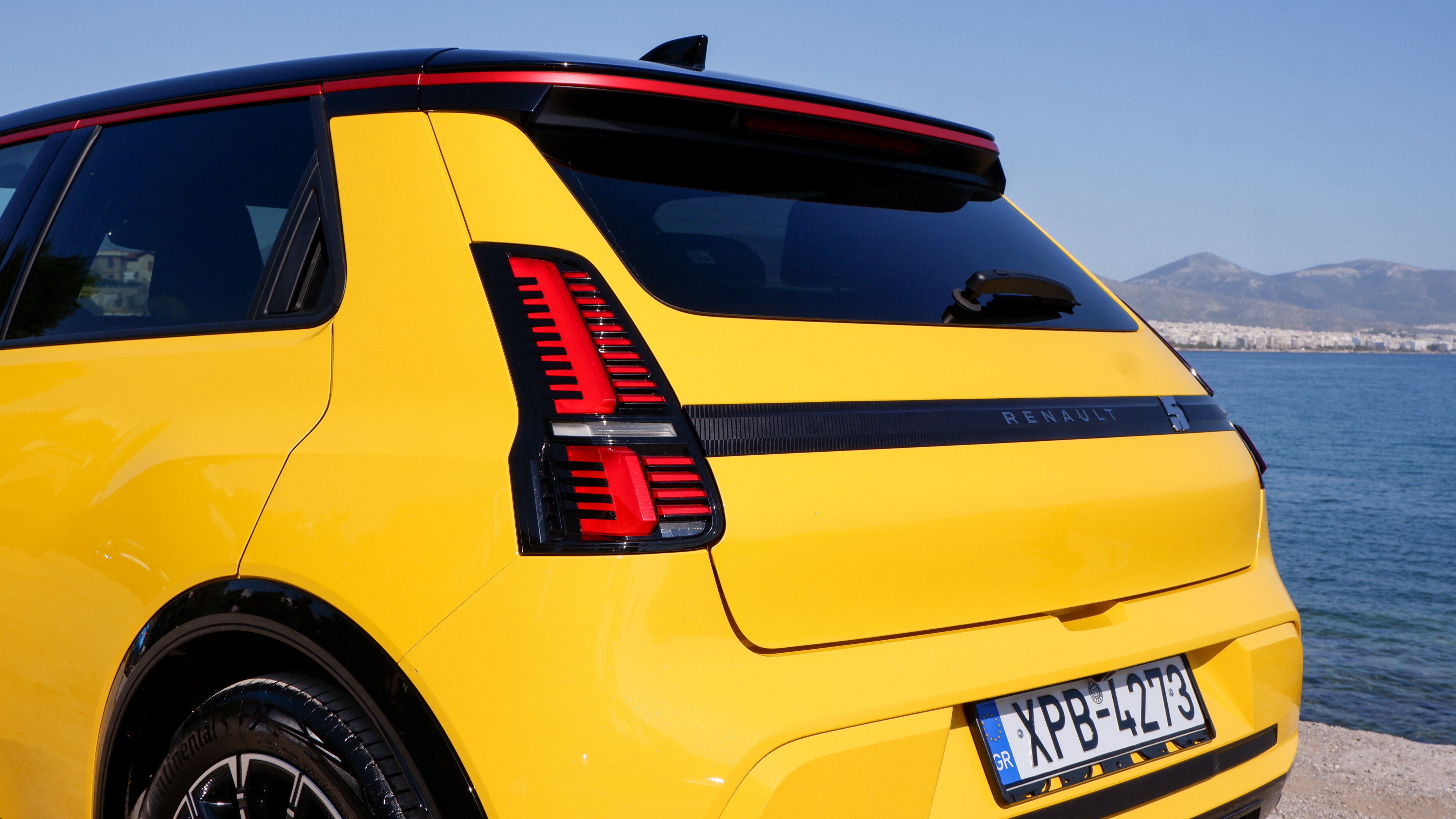 Чому американцям ніколи не дістанеться веселий Renault 5 E-Tech 2026 року — огляд