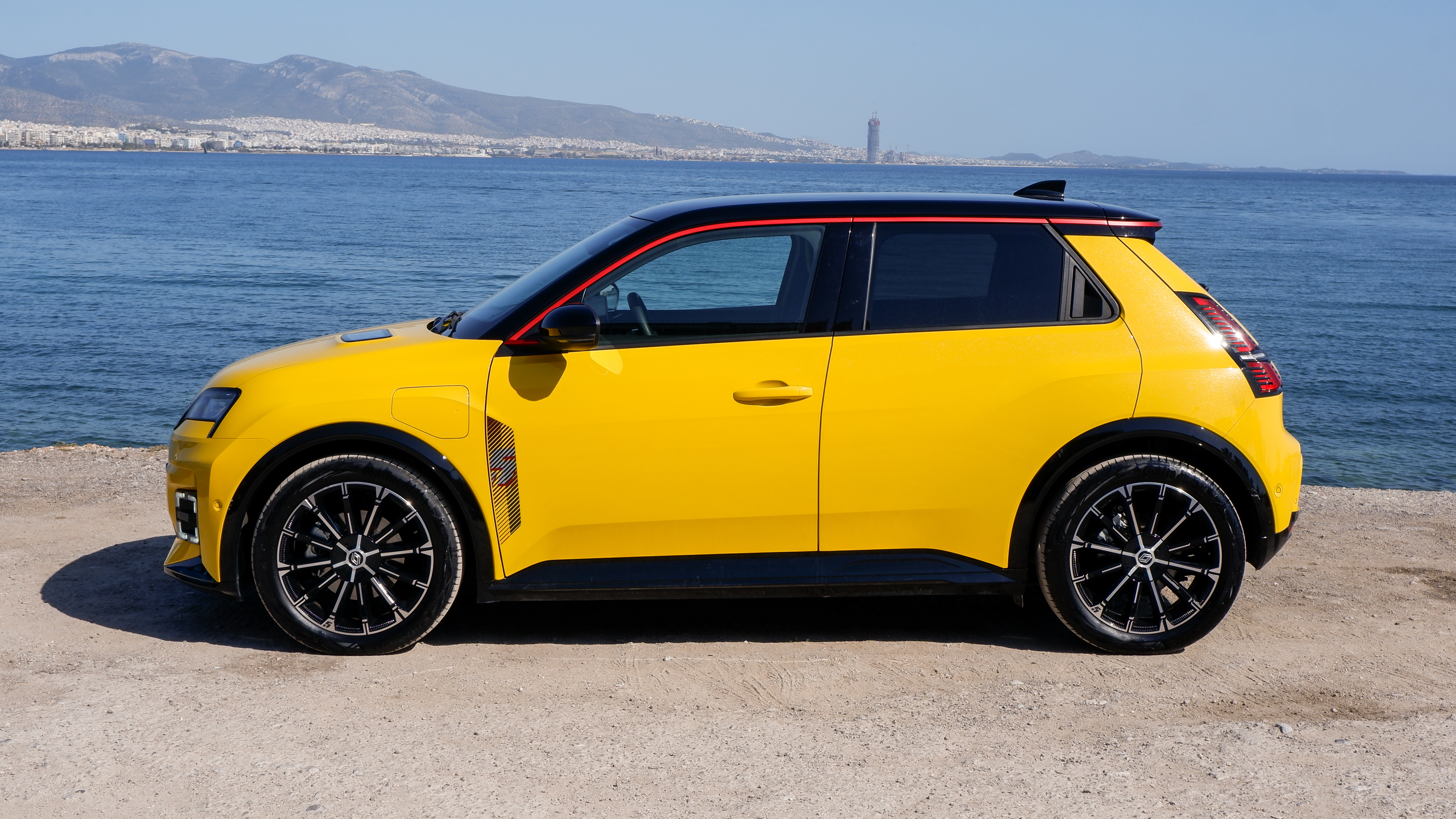Чому американцям ніколи не дістанеться веселий Renault 5 E-Tech 2026 року — огляд
