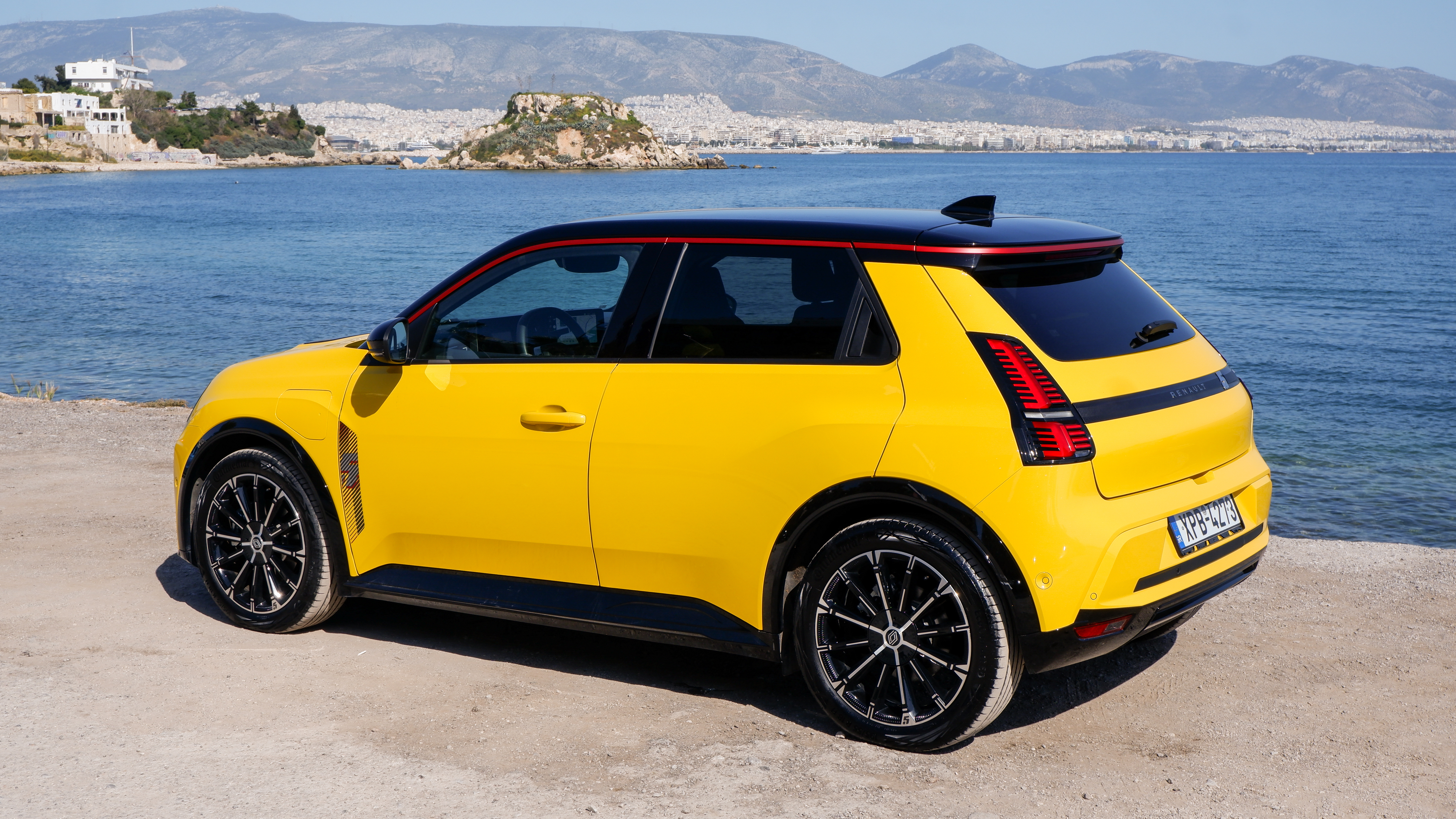 Чому американцям ніколи не дістанеться веселий Renault 5 E-Tech 2026 року — огляд