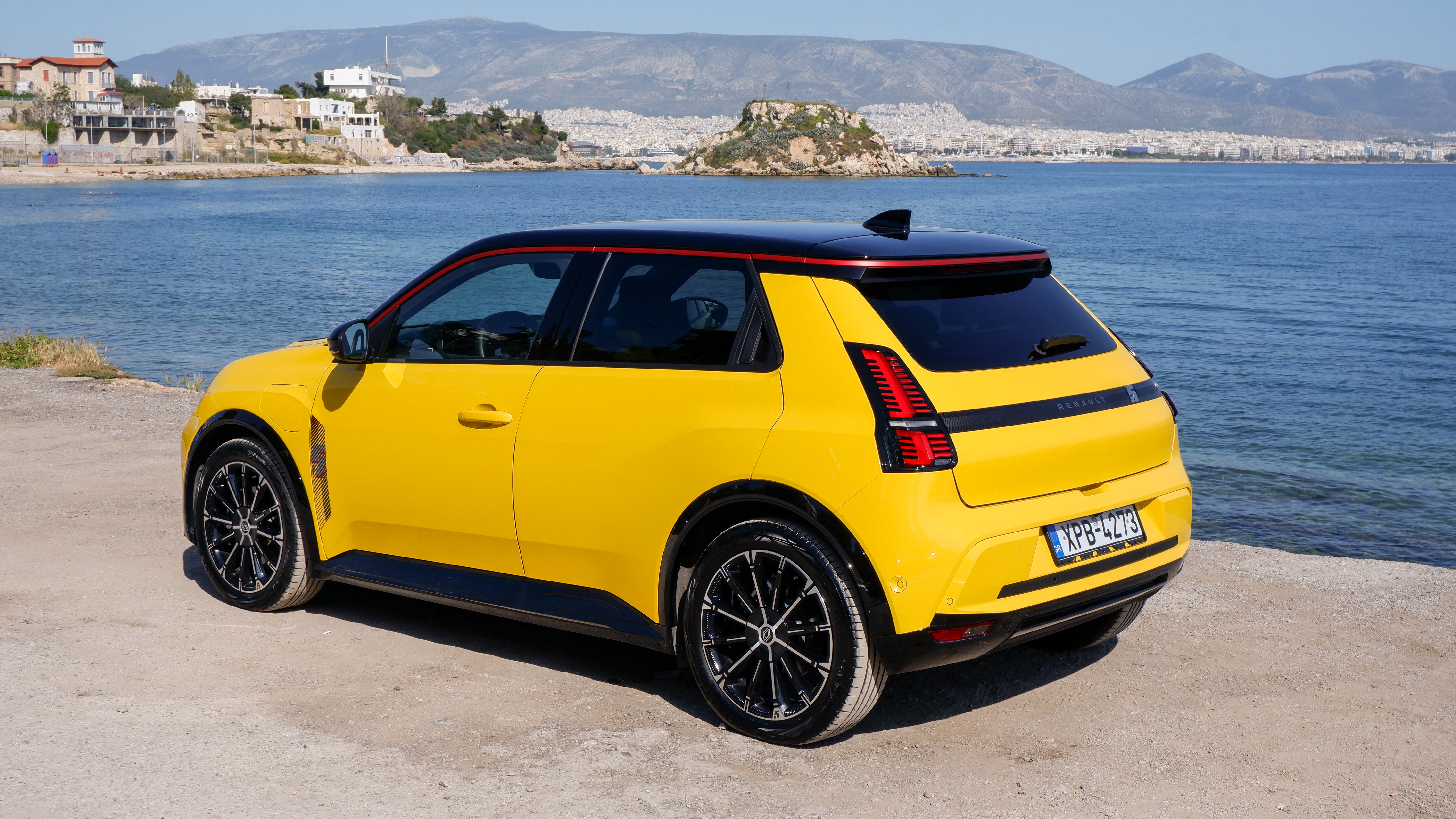 Чому американцям ніколи не дістанеться веселий Renault 5 E-Tech 2026 року — огляд