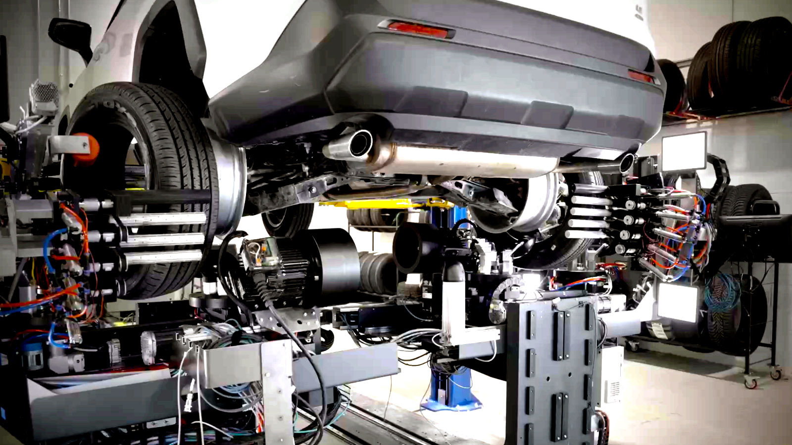 carscoops.com - Stephen Rivers - A $4,900 Per Month AI Robot Is Coming For The $17-An-Hour Guy Who Changes Your Tires