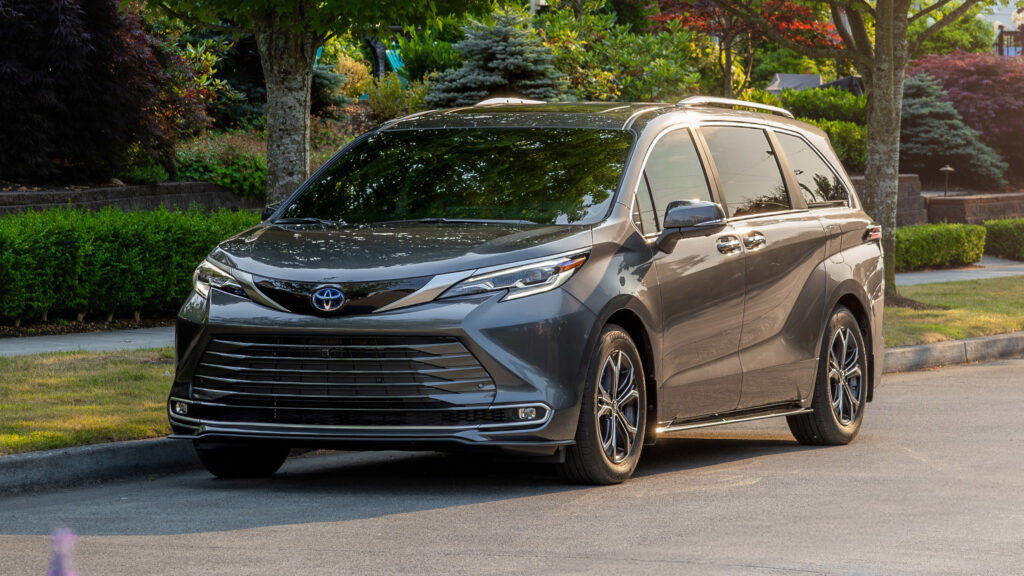  The 2026 Kia Carnival Hybrid Makes Most 3-Row SUVs Look Like Expensive Mistakes | Review