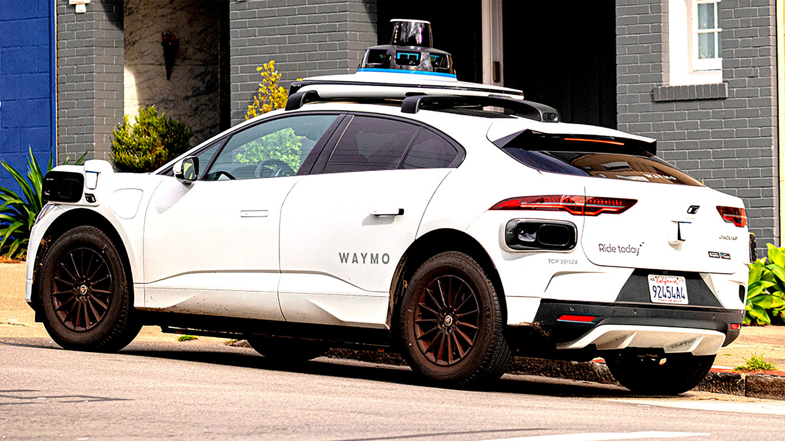 Waymo 自動駕駛汽車屢次陷入洪災，暫停五城市服務
