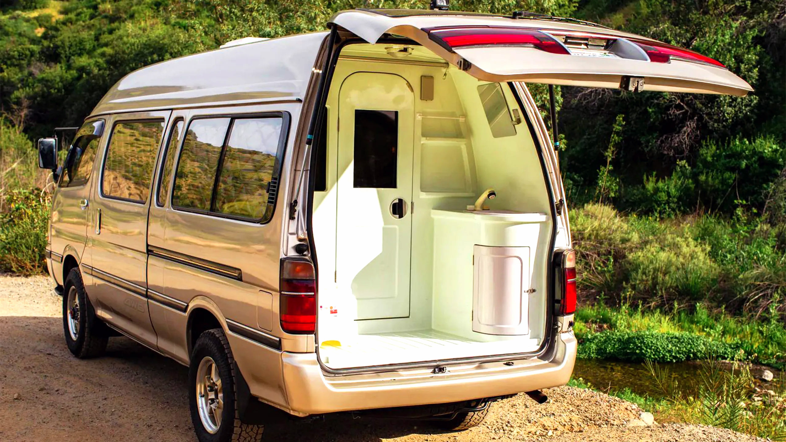 這輛 18,000 美元 Toyota HiAce 廂型車驚喜藏有衛浴設備，附設淋浴間