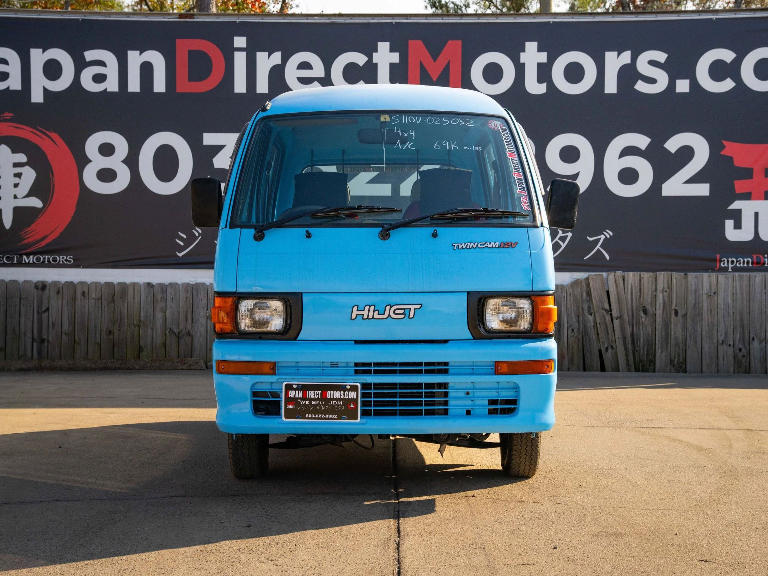 Kei Van на Daihatsu за $12 950 също е пикап с кабина с екипаж и 34-инчово легло