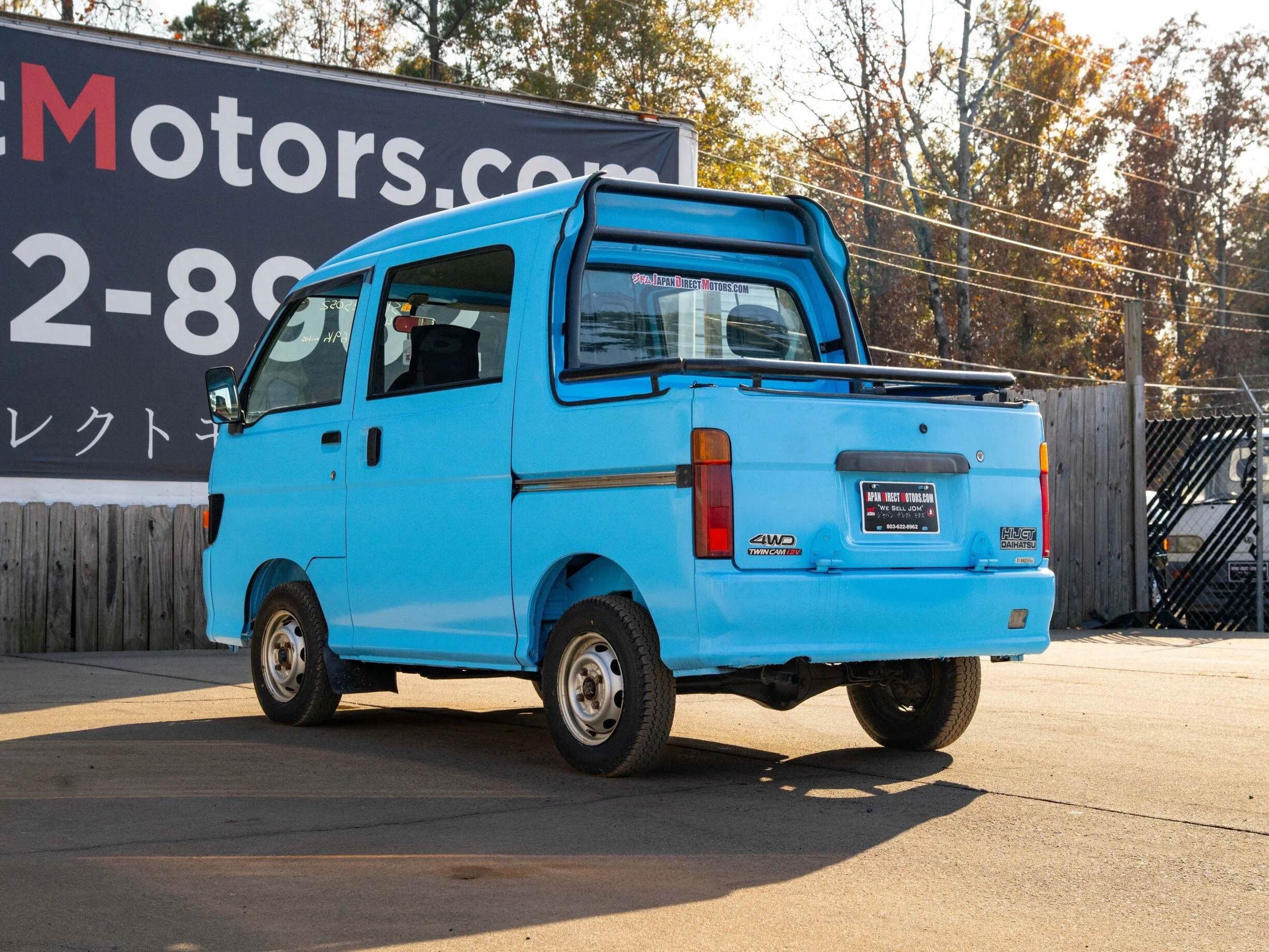 Kei Van на Daihatsu за $12 950 също е пикап с кабина с екипаж и 34-инчово легло