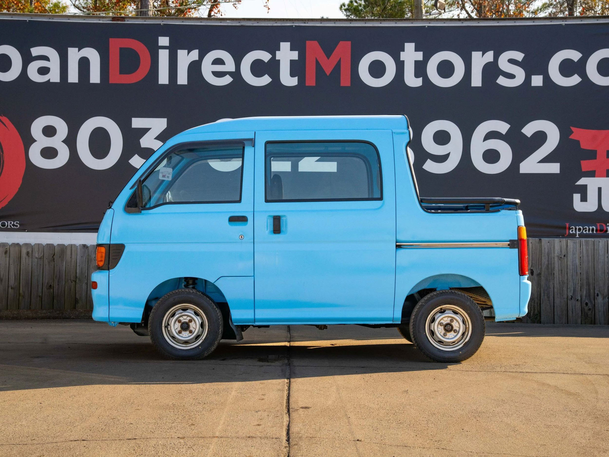 Kei Van на Daihatsu за $12 950 също е пикап с кабина с екипаж и 34-инчово легло