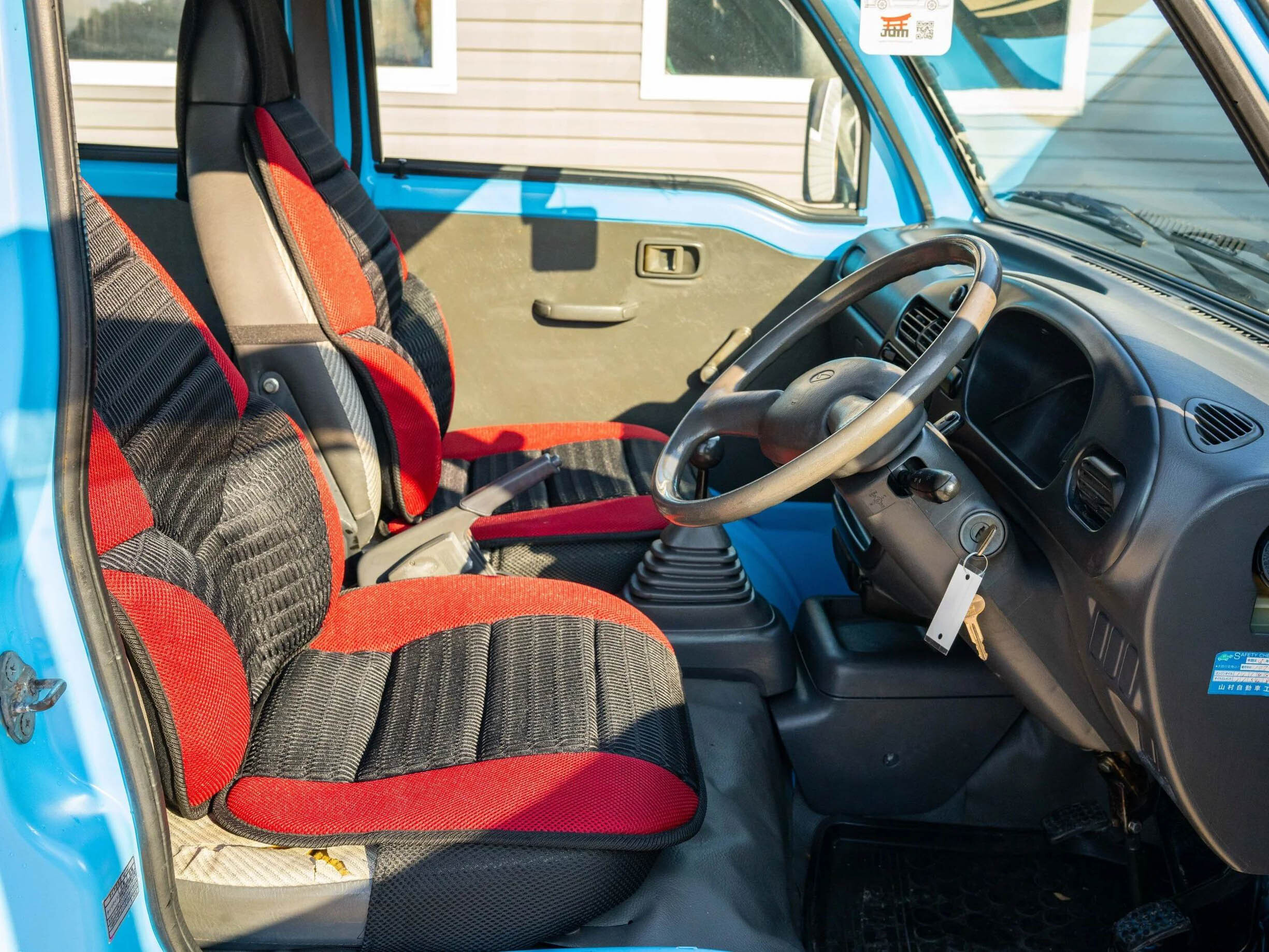 Kei Van на Daihatsu за $12 950 също е пикап с кабина с екипаж и 34-инчово легло