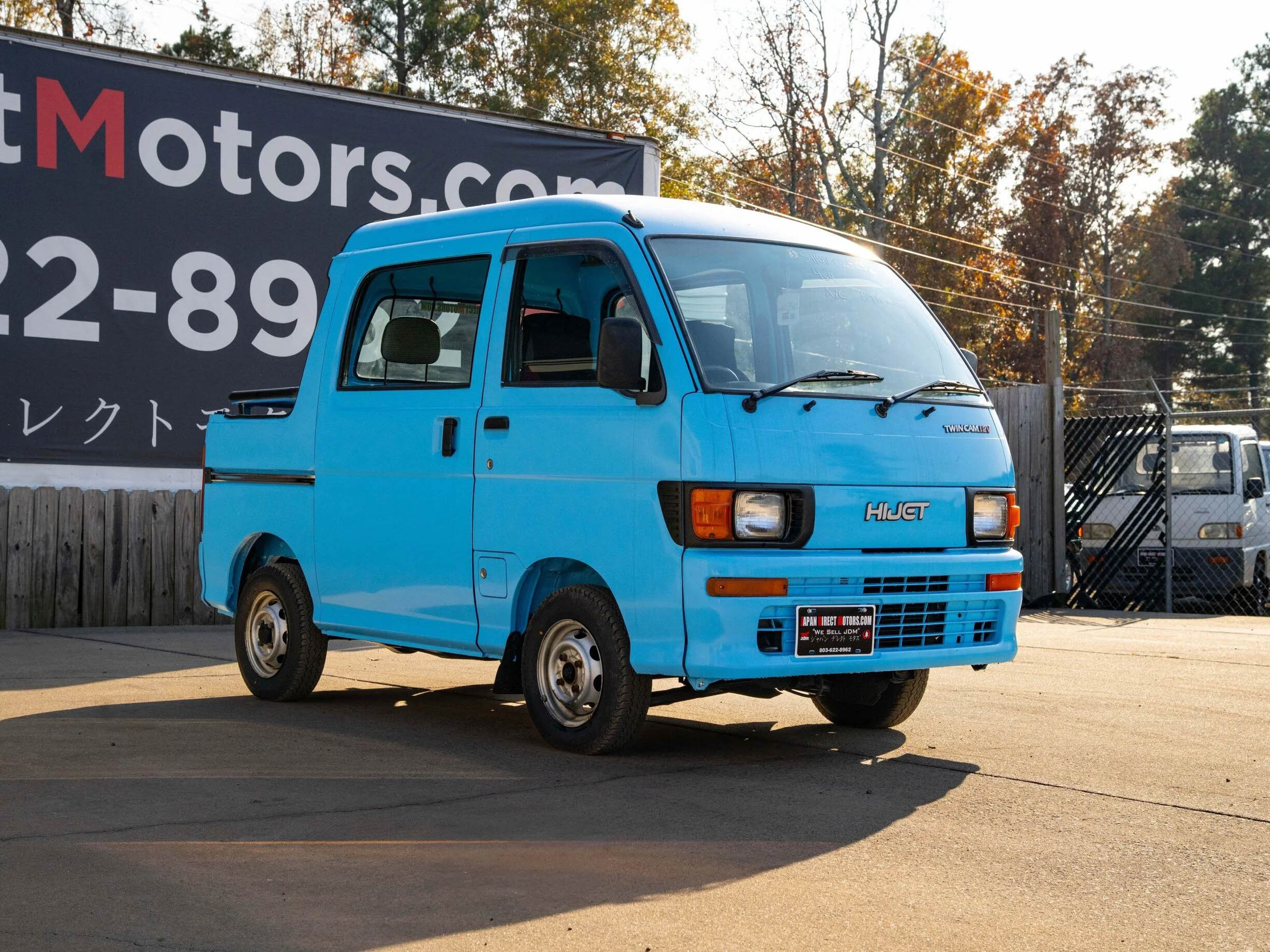 Kei Van на Daihatsu за $12 950 също е пикап с кабина с екипаж и 34-инчово легло
