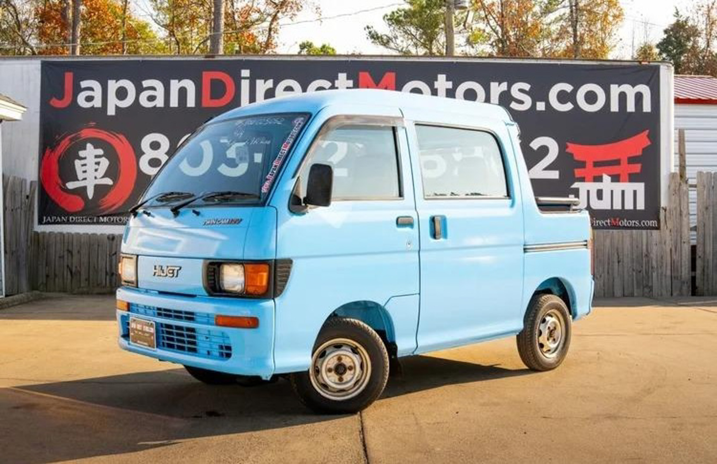 Kei Van на Daihatsu за $12 950 също е пикап с кабина с екипаж и 34-инчово легло