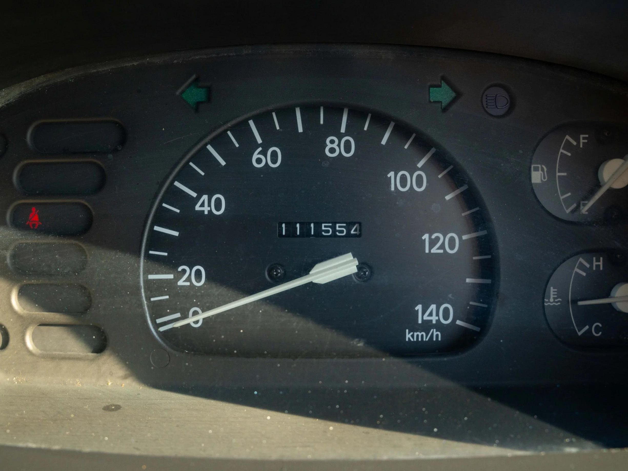 Kei Van на Daihatsu за $12 950 също е пикап с кабина с екипаж и 34-инчово легло