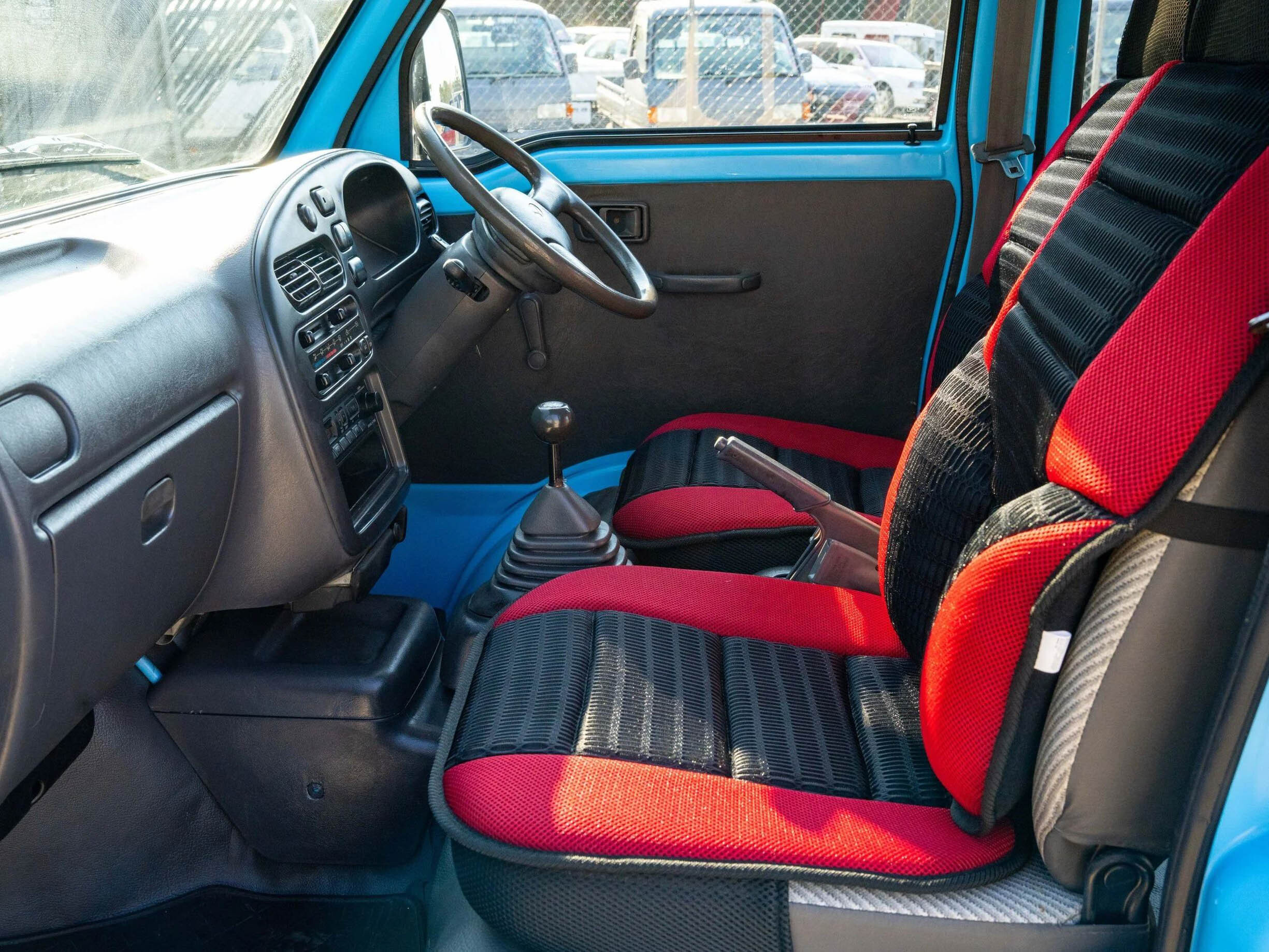 Kei Van на Daihatsu за $12 950 също е пикап с кабина с екипаж и 34-инчово легло