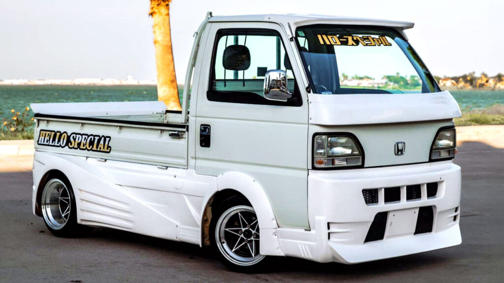  This Manual Honda Kei Truck Makes Less Power Than Some Ride-On Mowers