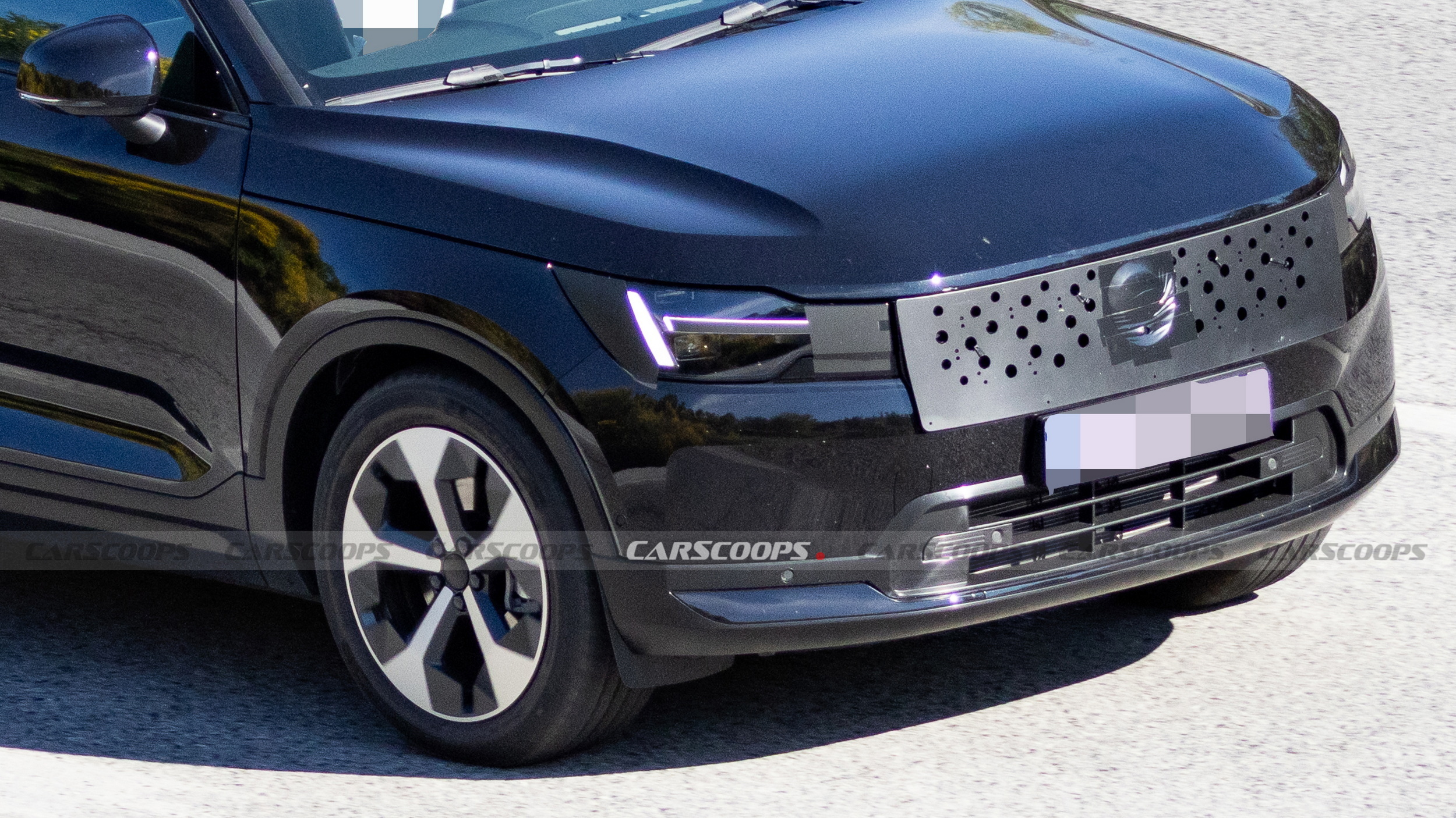 Volvo’s Decade-Old XC40 Spied Testing Yet Another Facelift