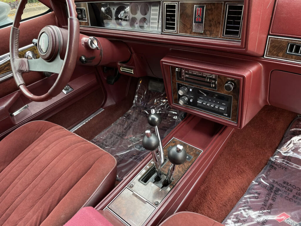 Інтер'єр Oldsmobile Hurst/Olds з трьома важелями