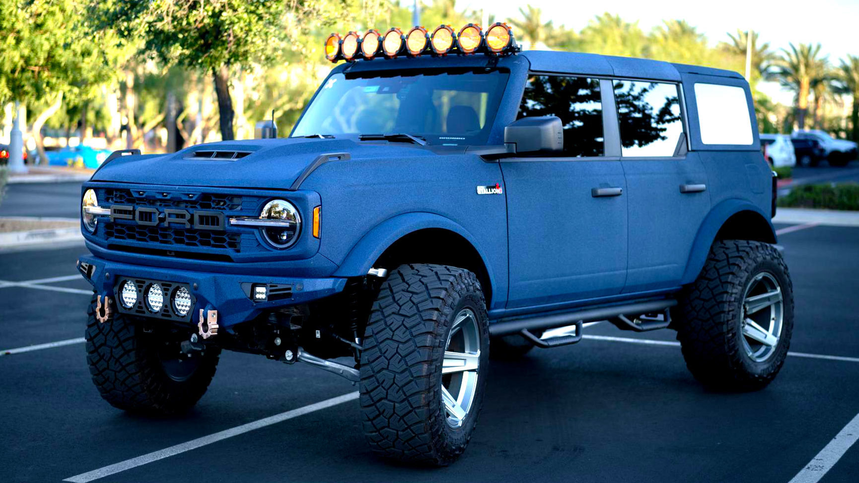 披覆裝甲的 Ford Bronco 亮相拍賣會，引發改裝價值爭議