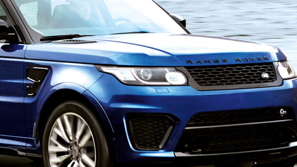  A $160K Range Rover Tried To Rescue A Stuck Ford, The Sea Swallowed Both