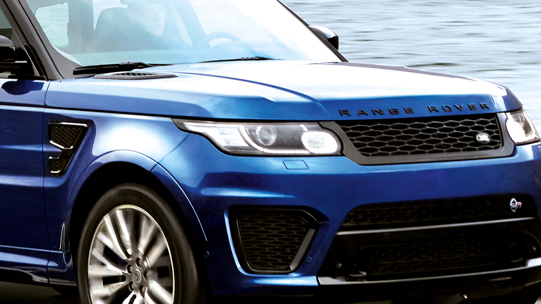 價值 16 萬美元的 Range Rover 救援福特廂型車失敗，雙雙遭海水吞噬