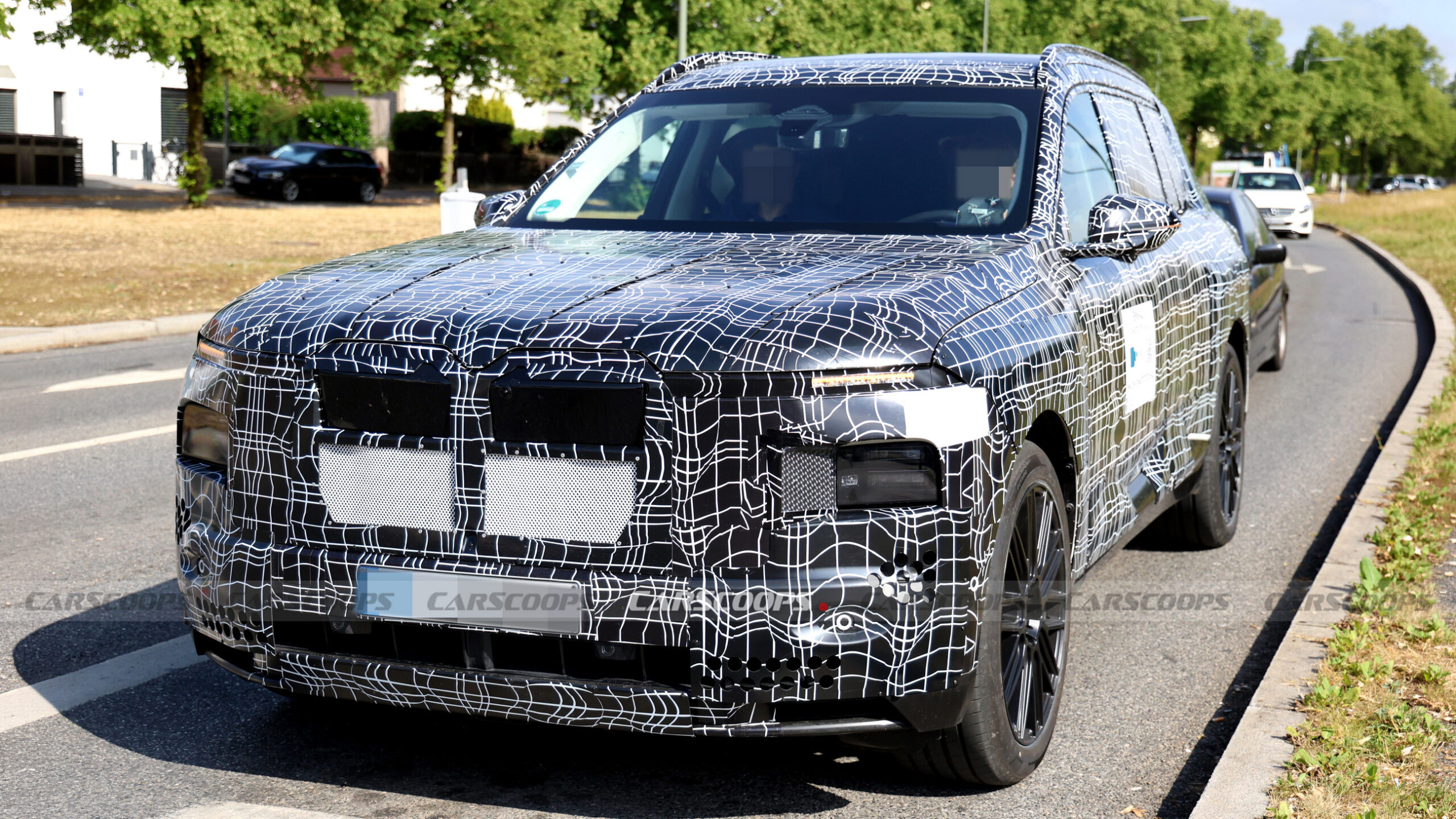 BMW iX7 偽裝車現身！預計搭載 570 匹馬力，有望成為品牌電動旗艦休旅