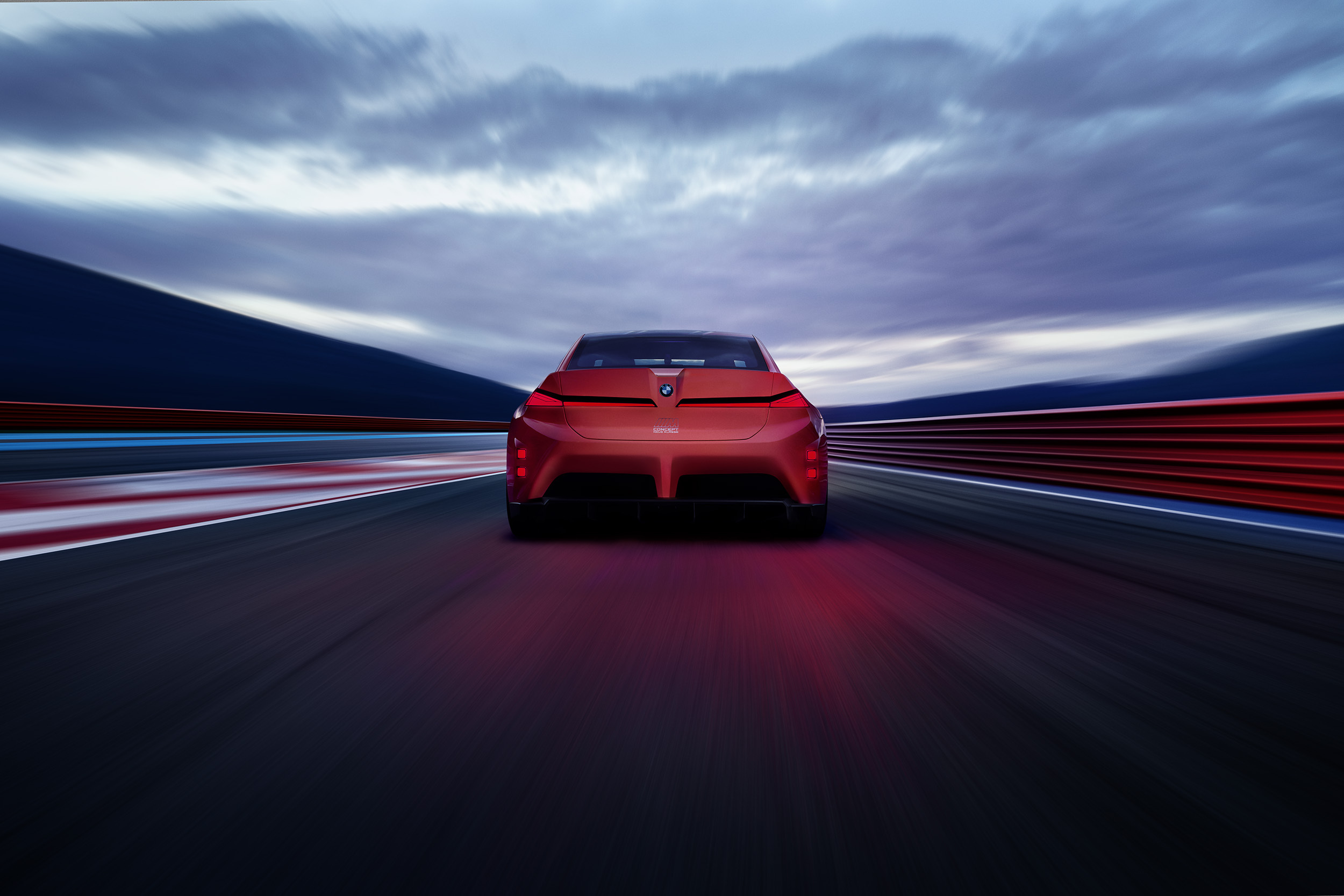 BMW Концепція електричний M3 позує поруч із E30, демонструючи повністю електричне майбутнє бренду