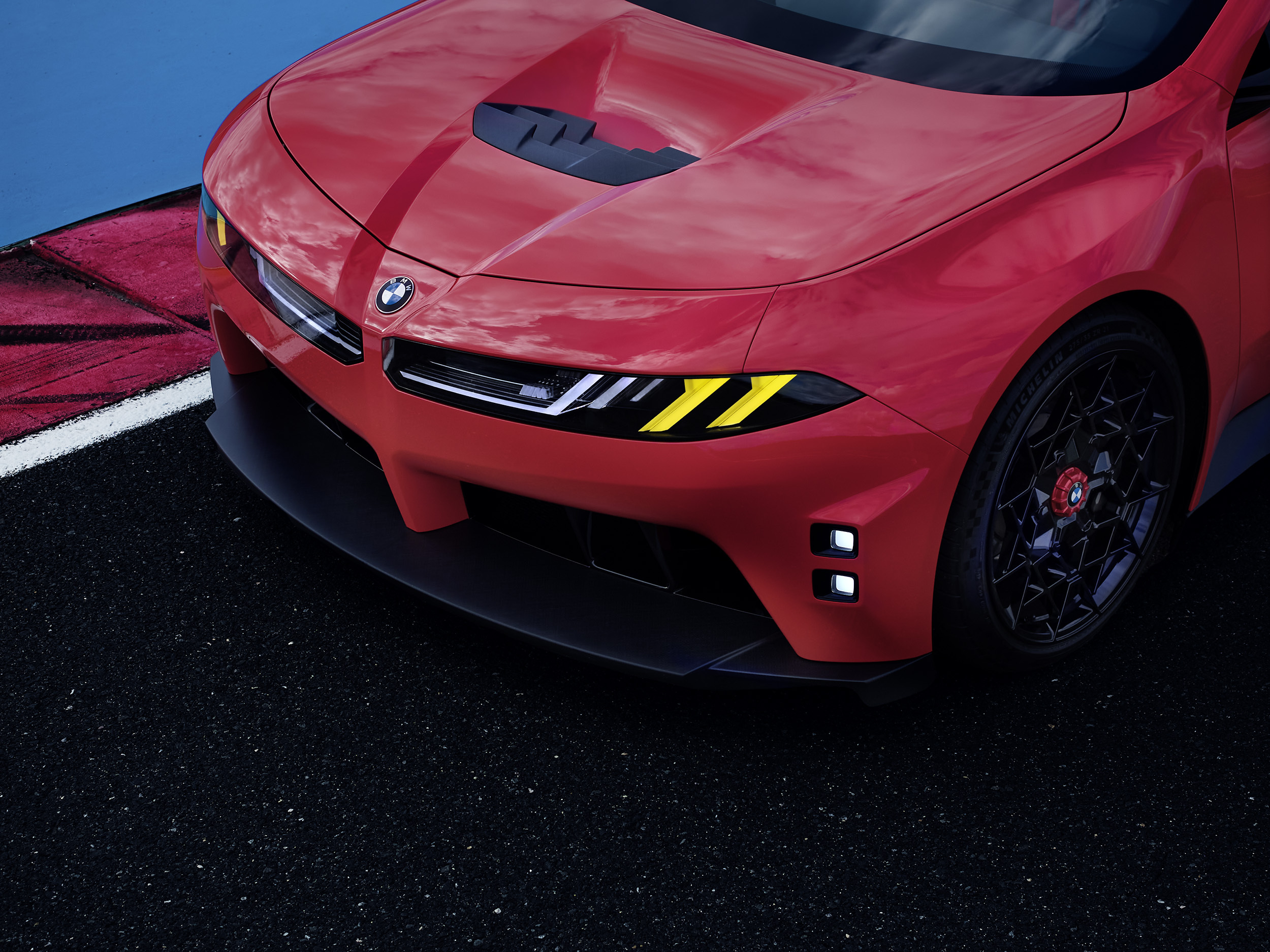 BMW Концепція електричний M3 позує поруч із E30, демонструючи повністю електричне майбутнє бренду