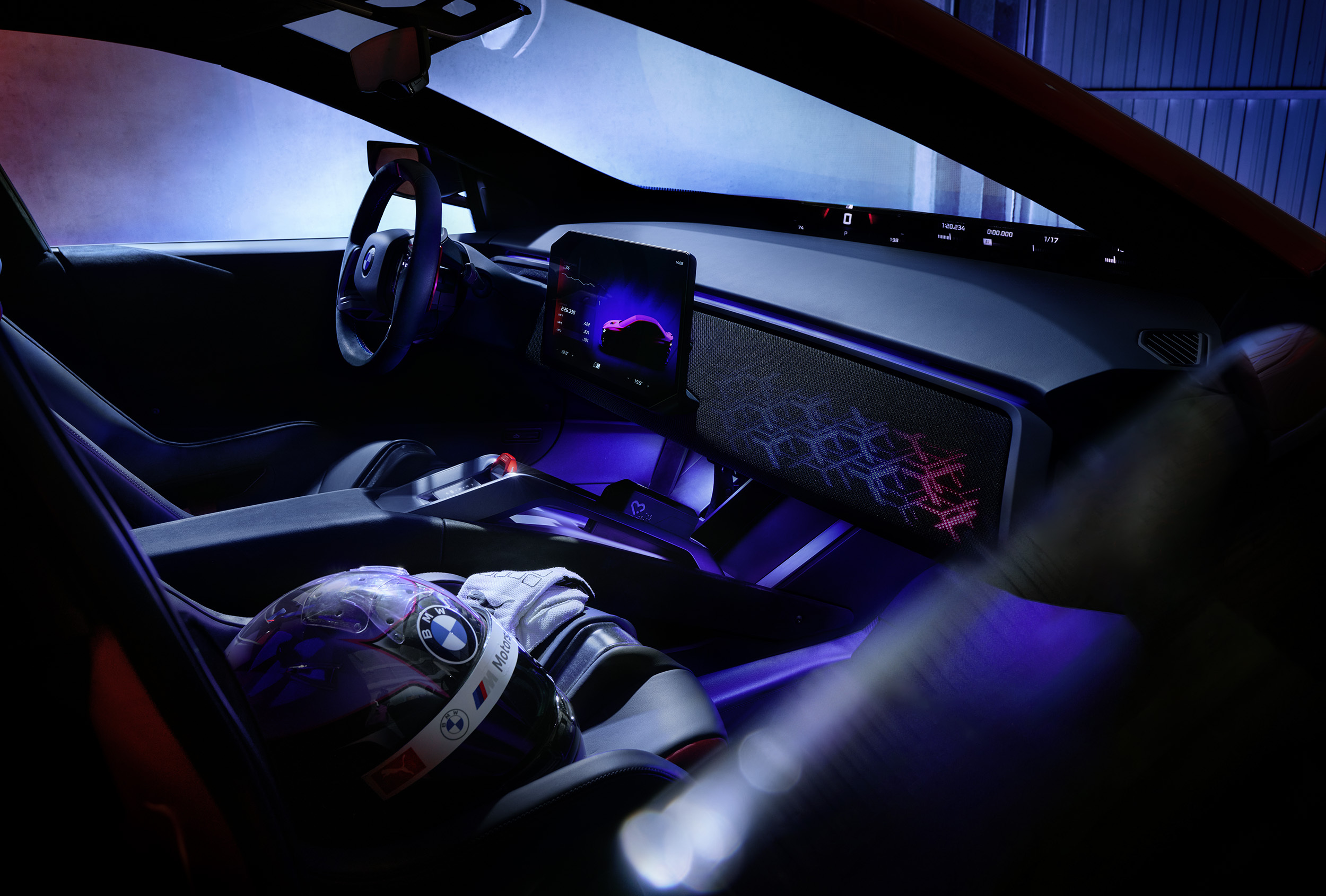 BMW Концепція електричний M3 позує поруч із E30, демонструючи повністю електричне майбутнє бренду