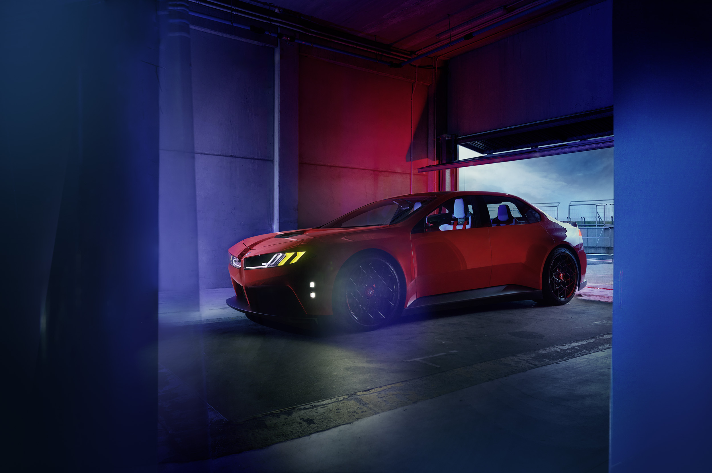 BMW Концепція електричний M3 позує поруч із E30, демонструючи повністю електричне майбутнє бренду