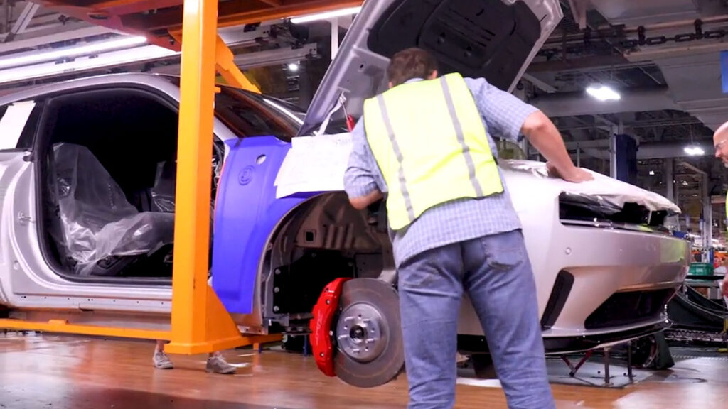  Detroit Automakers Slashed Canadian Production, Setting Up Tense Union Talks