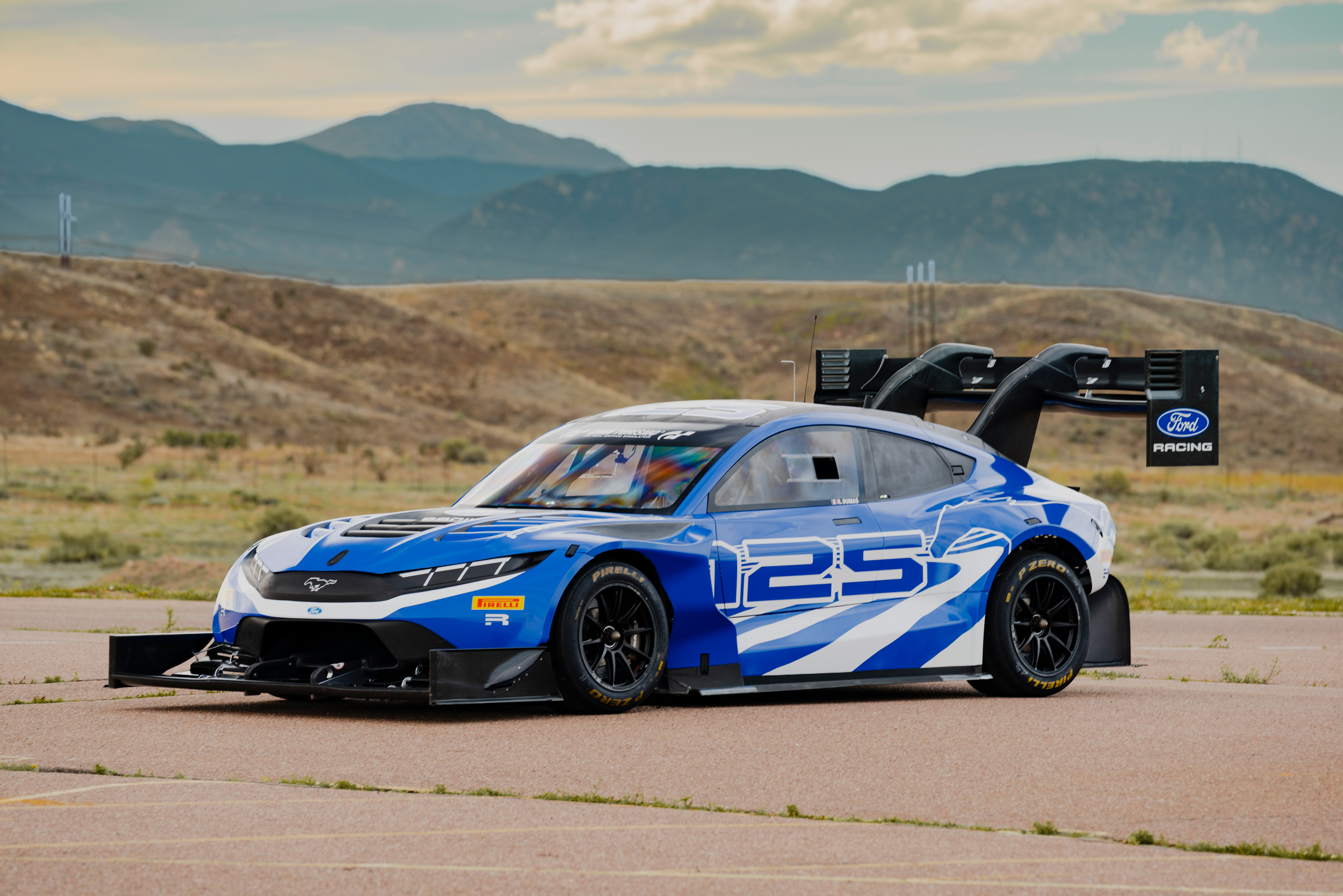 Corvette ZR1X устанавливает новый рекорд производства Pikes Peak, но в целом побеждает Ford