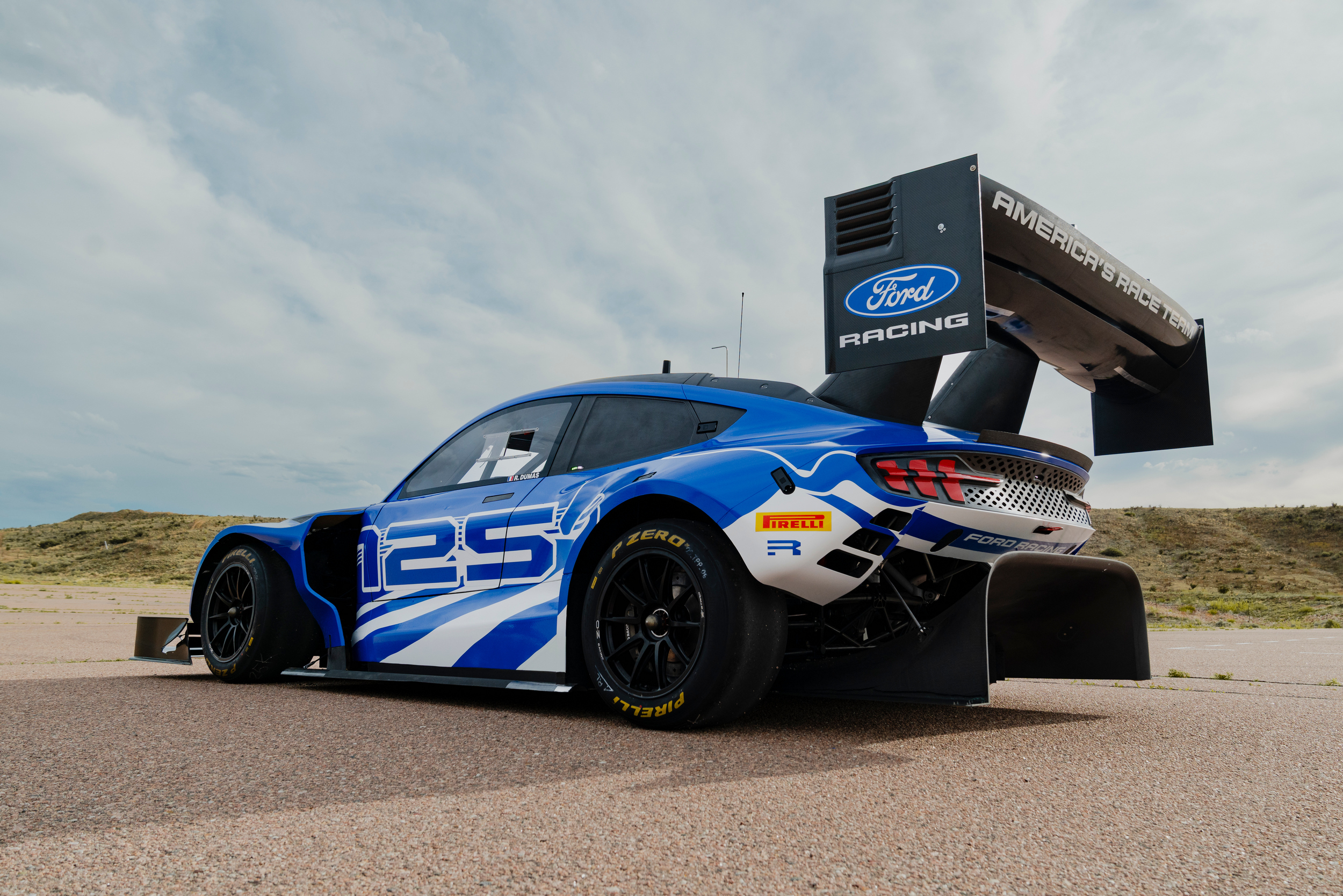Corvette ZR1X устанавливает новый рекорд производства Pikes Peak, но в целом побеждает Ford