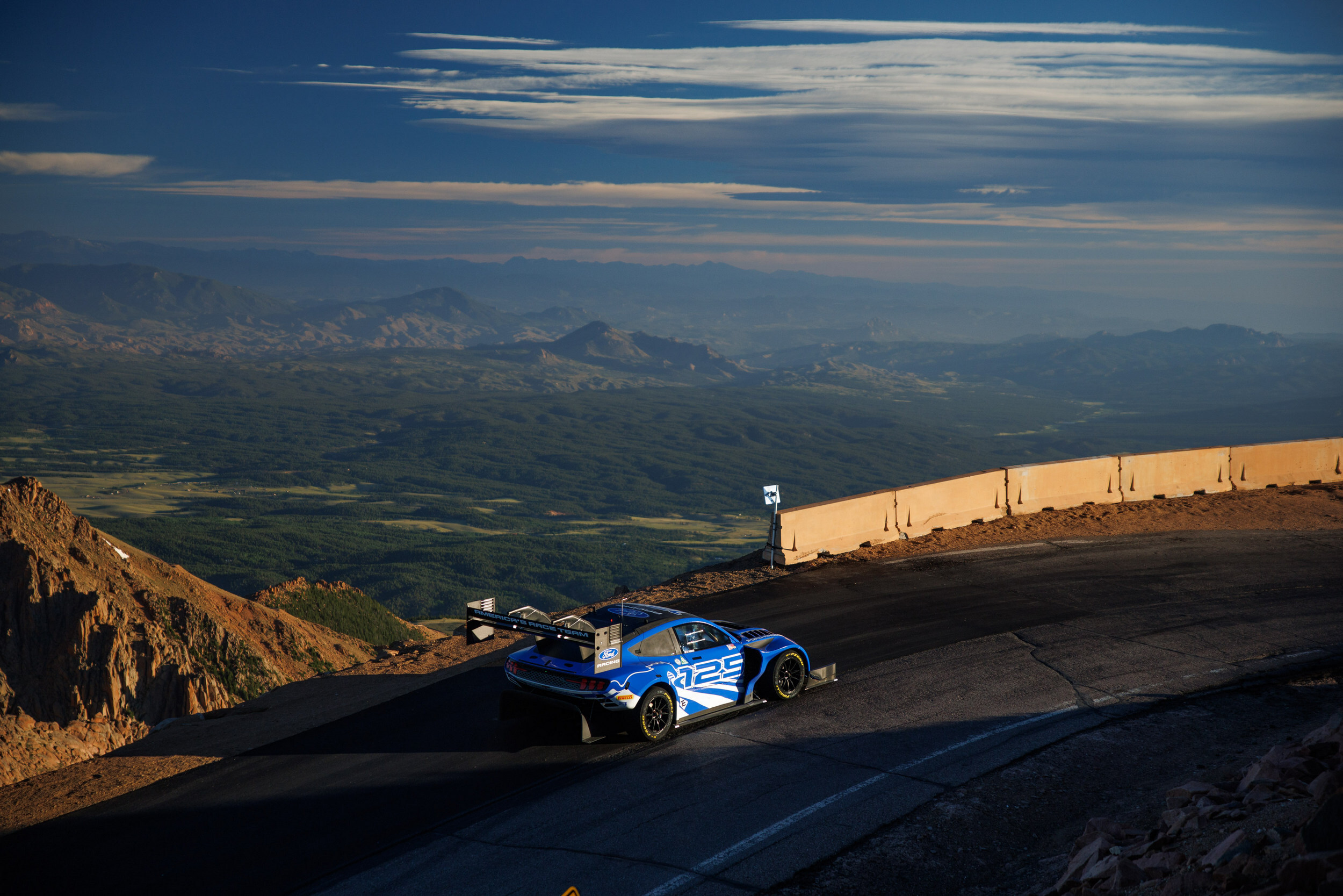 Corvette ZR1X устанавливает новый рекорд производства Pikes Peak, но в целом побеждает Ford