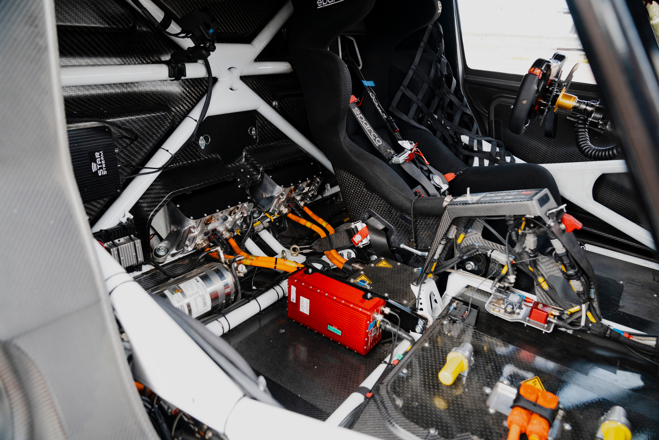 Corvette ZR1X устанавливает новый рекорд производства Pikes Peak, но в целом побеждает Ford