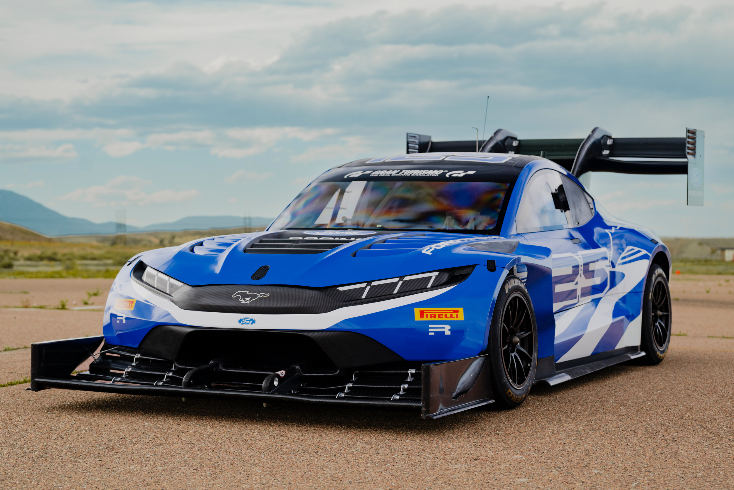 Corvette ZR1X устанавливает новый рекорд производства Pikes Peak, но в целом побеждает Ford