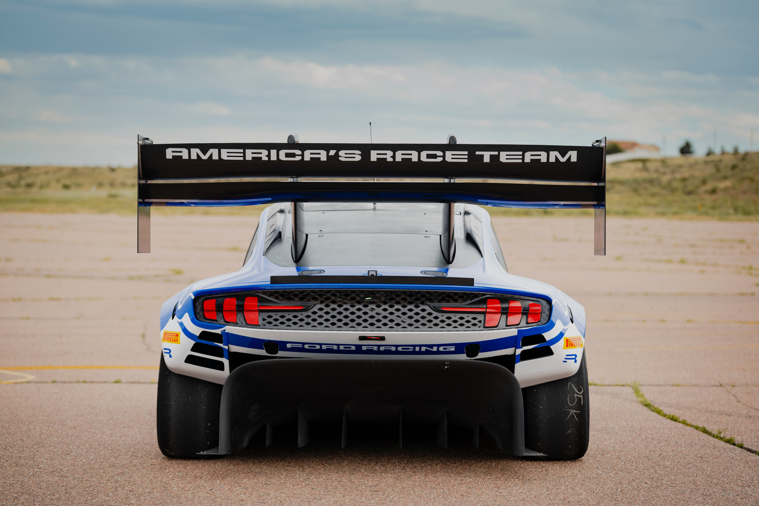 Corvette ZR1X устанавливает новый рекорд производства Pikes Peak, но в целом побеждает Ford