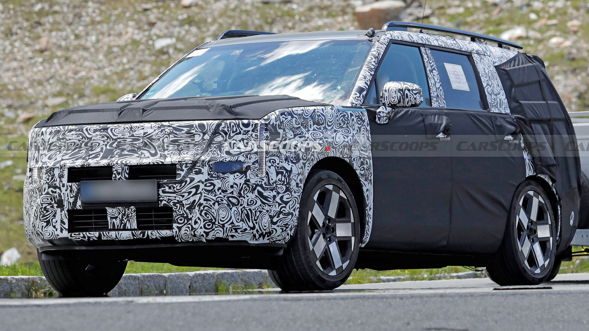 Hyundai Santa Fe facelift spotted with updated front, rear and new lights