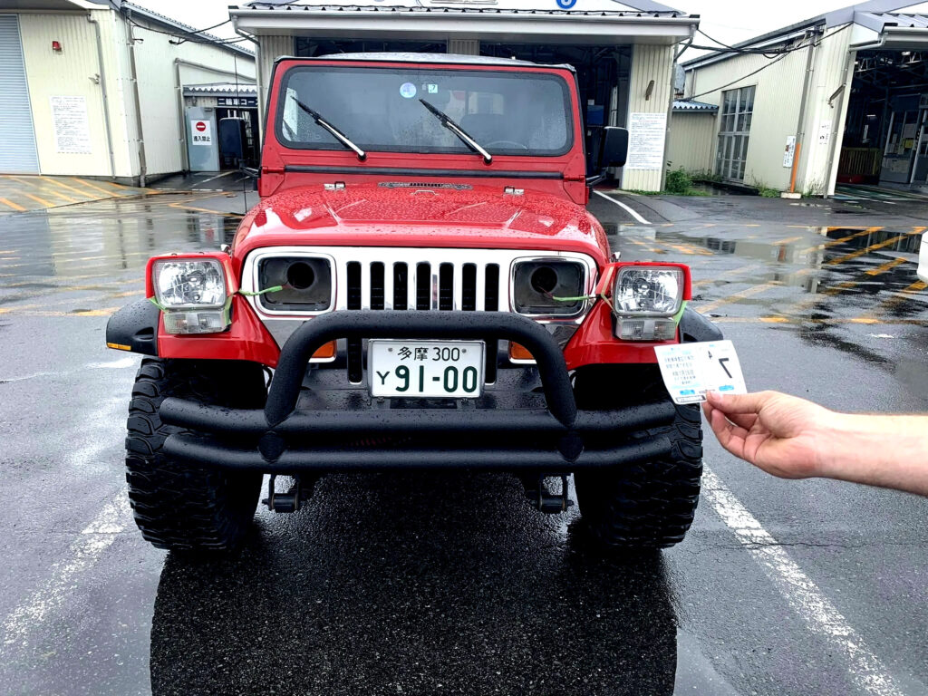  A Jeep Missed Japan&rsquo;s Headlight Rule By An Inch, So He Boxed Them In Cardboard