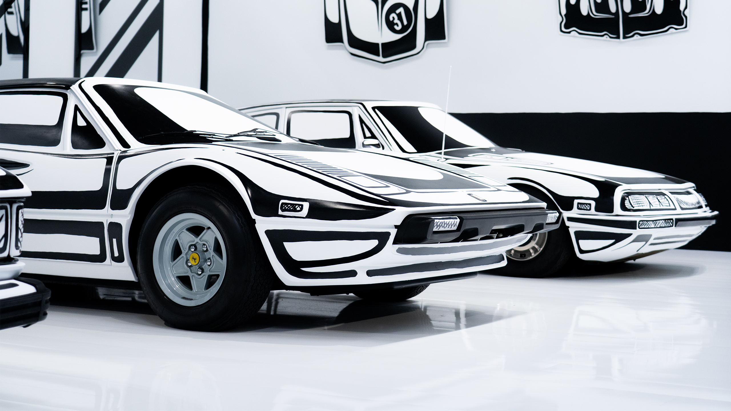 經典名車變身漫畫草圖！洛杉磯 Petersen 汽車博物館展出 Joshua Vides 藝術創作
